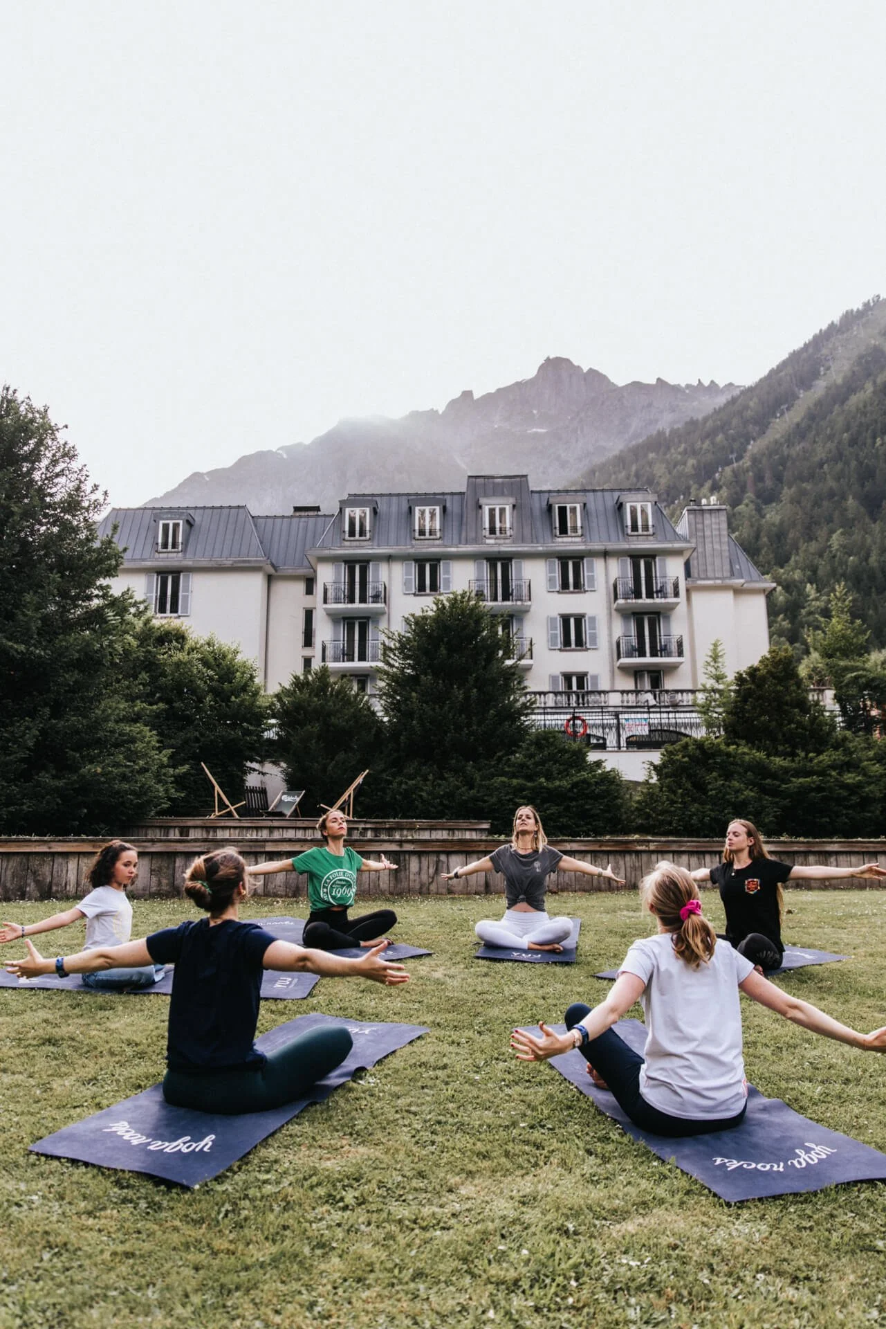 Ressentez la puissance des Alpes lors d’un cours de yoga en plein air, au cœur de la retraite bien-être à Chamonix.