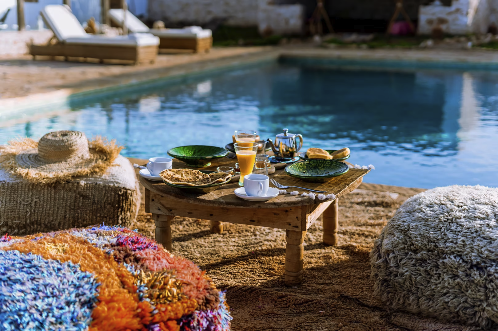 Petit déjeuner équilibré et gourmand, servi au bord de la piscine dans une retraite yoga et bien-être à Essaouira, pour démarrer la journée en pleine vitalité.