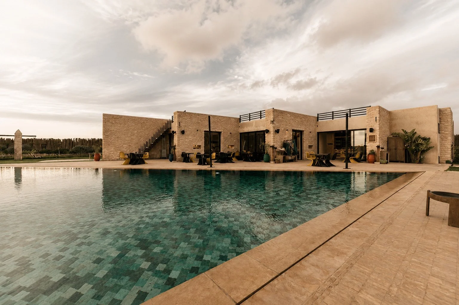 Piscina con complejo arquitectónico moderno.jpg