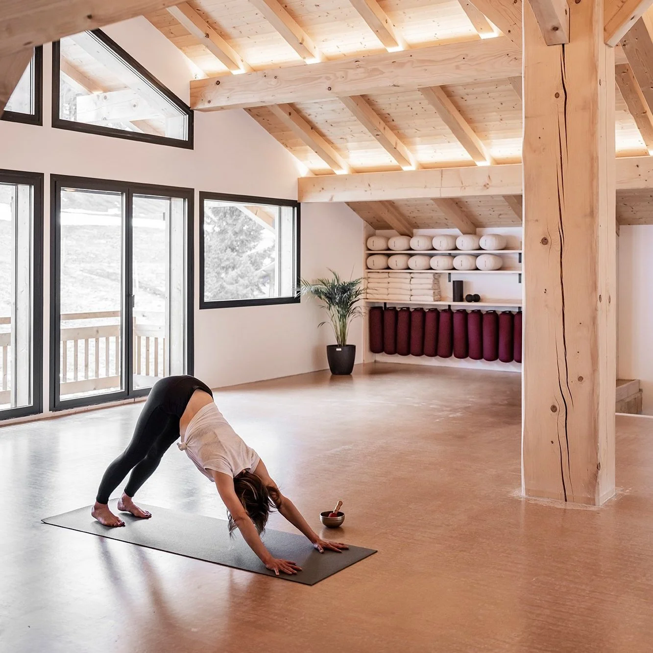 Séance de yoga dans un chalet lumineux en montagne pendant un séjour bien-être en mars