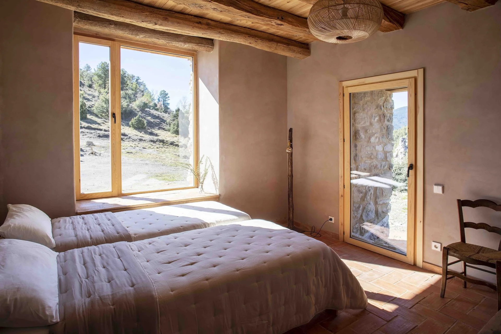 Chambre quadruple confortable au refuge — hébergement retraite yoga Pyrénées espagnoles tout confort
