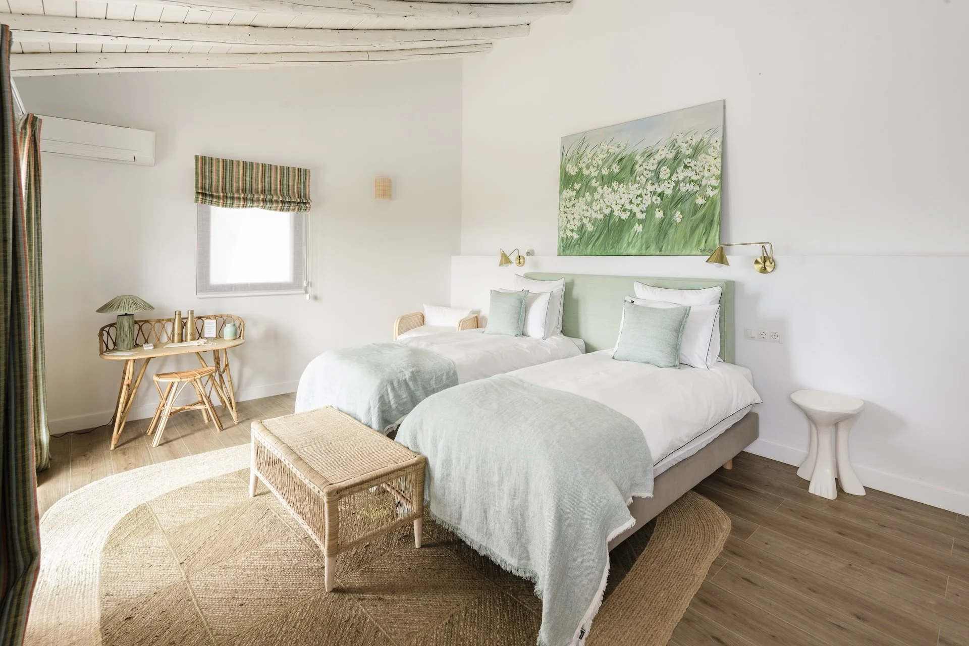 Chambre twin lumineuse avec décor naturel et touches végétales — hébergement retraite bien-être yoga Espagne été 2026