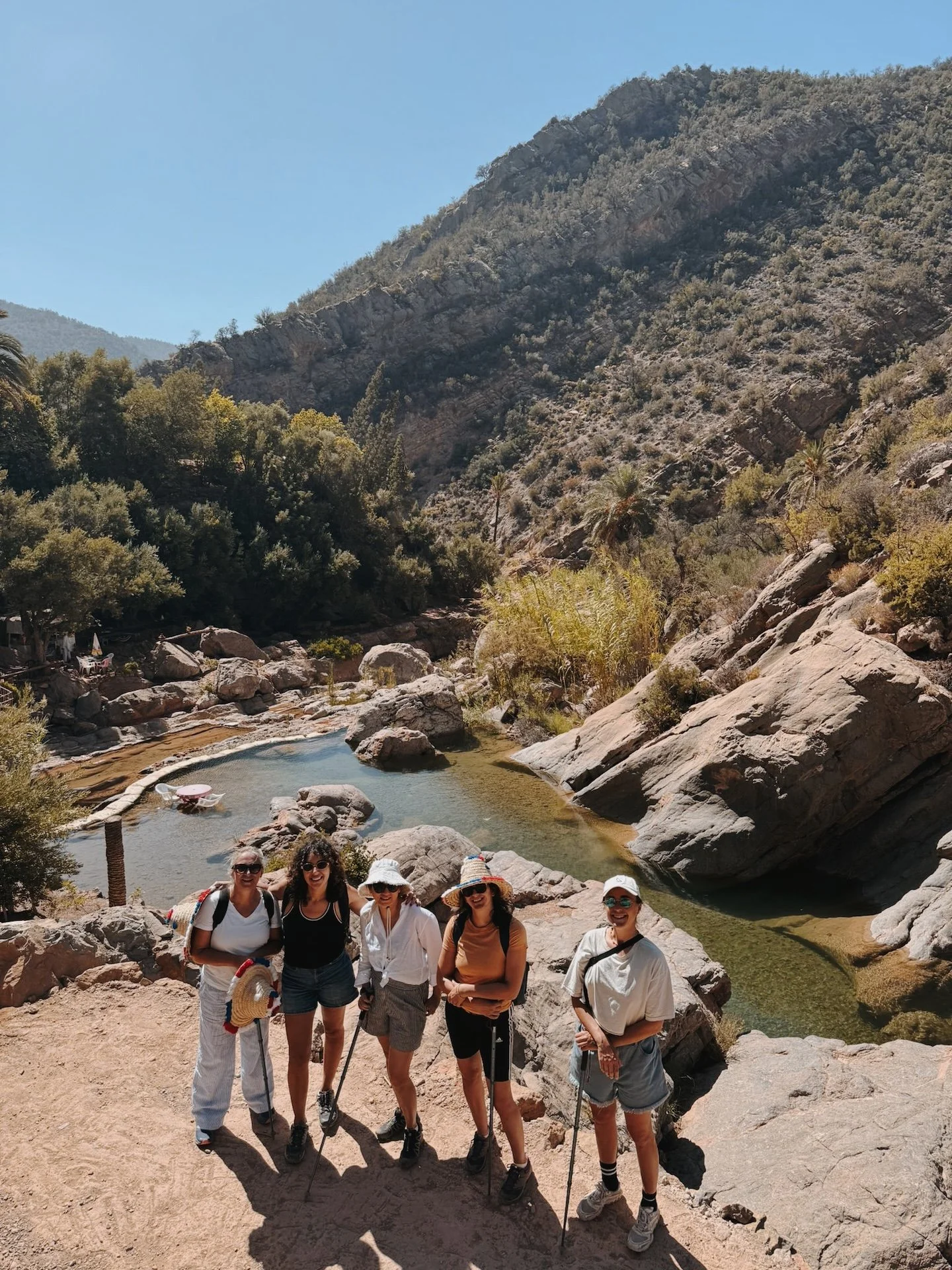 Groupe en randonnée dans la vallée de l'Ourika — retraite yoga immersion culturelle Marrakech novembre 2026