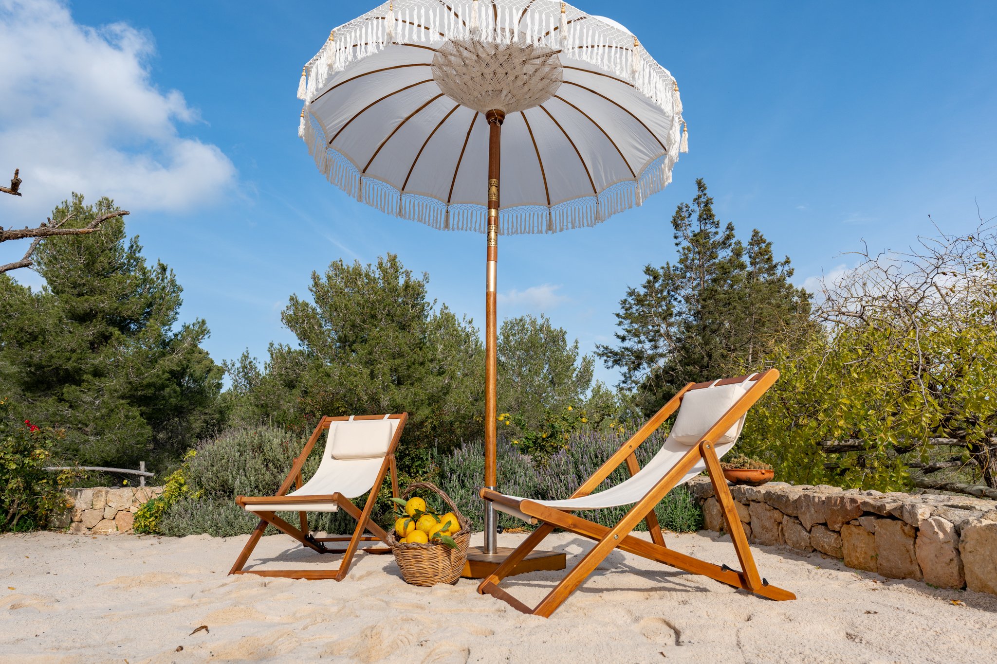 Salon extérieur pour se relaxer entre deux pratiques de yoga à Ibiza