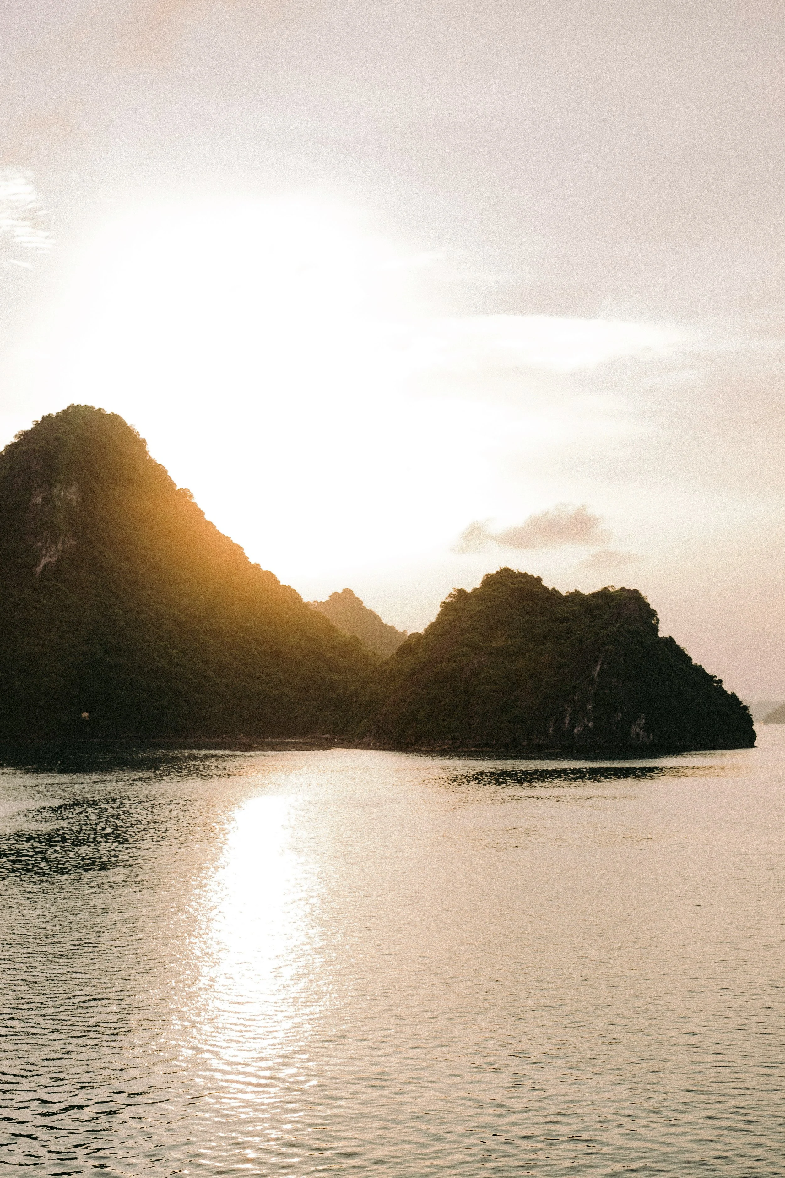 Baie aux formations calcaires dans la brume dorée du lever de soleil en Asie, retraite spirituelle yoga mai 2027