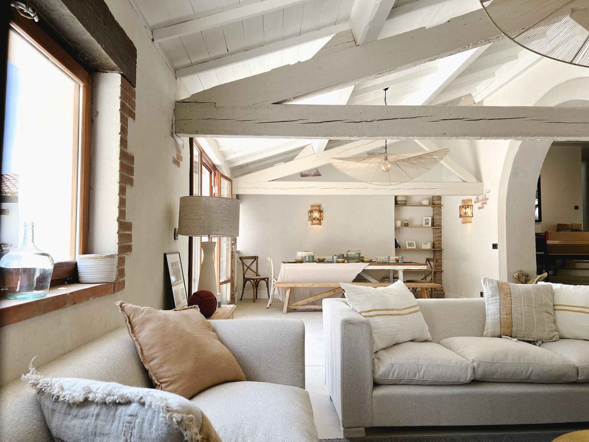 Salon lumineux et chaleureux pour un stage de pilates en France, parfait pour pilates débutant et séjour fitness relaxant