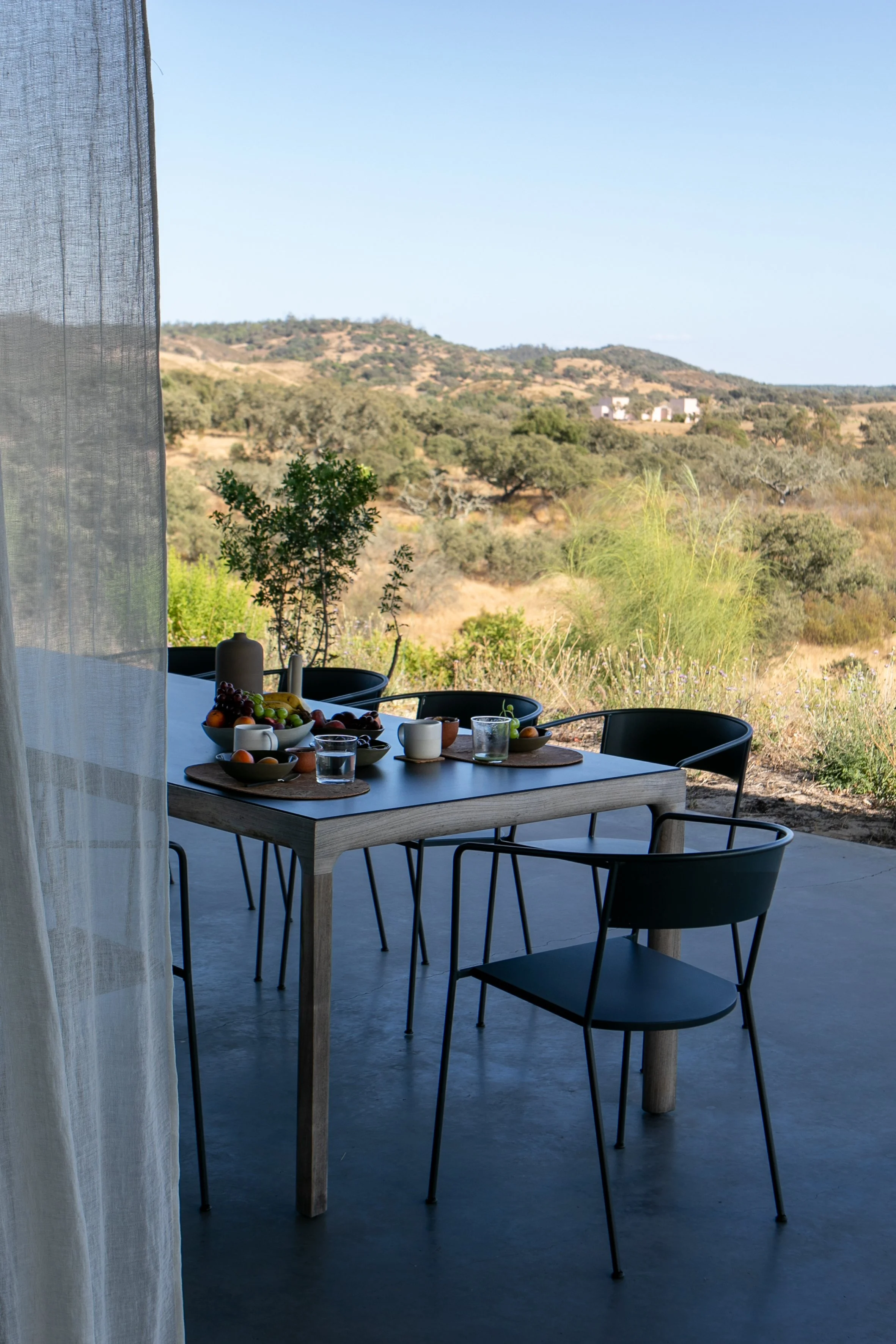 Terrasse de la villa ouverte sur les chênes-lièges — séjour yoga et bien-être au Portugal