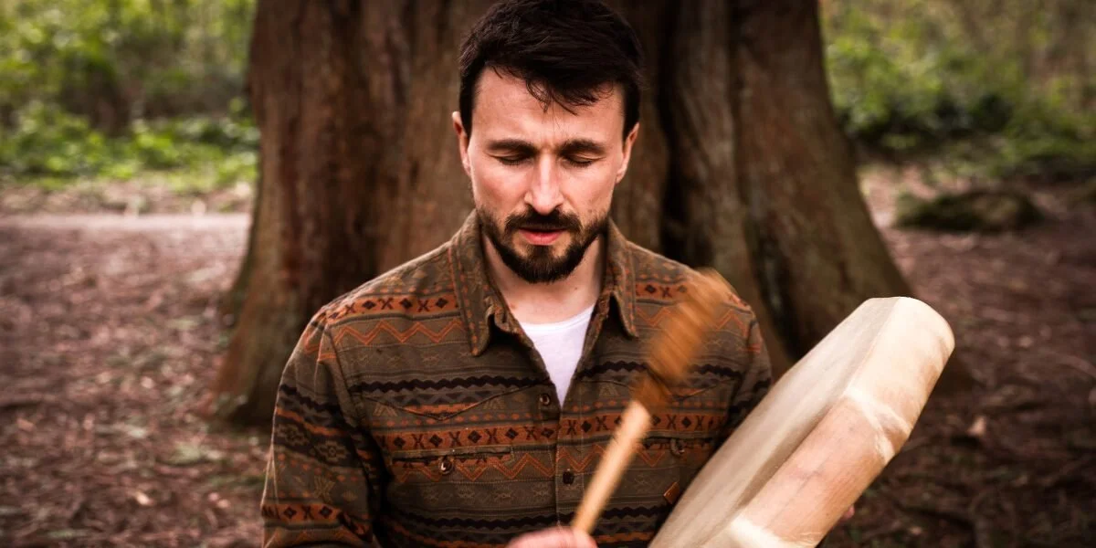 Guillaume Zeender pratique chamanique pendant une retraite spirituelle au Ladakh
