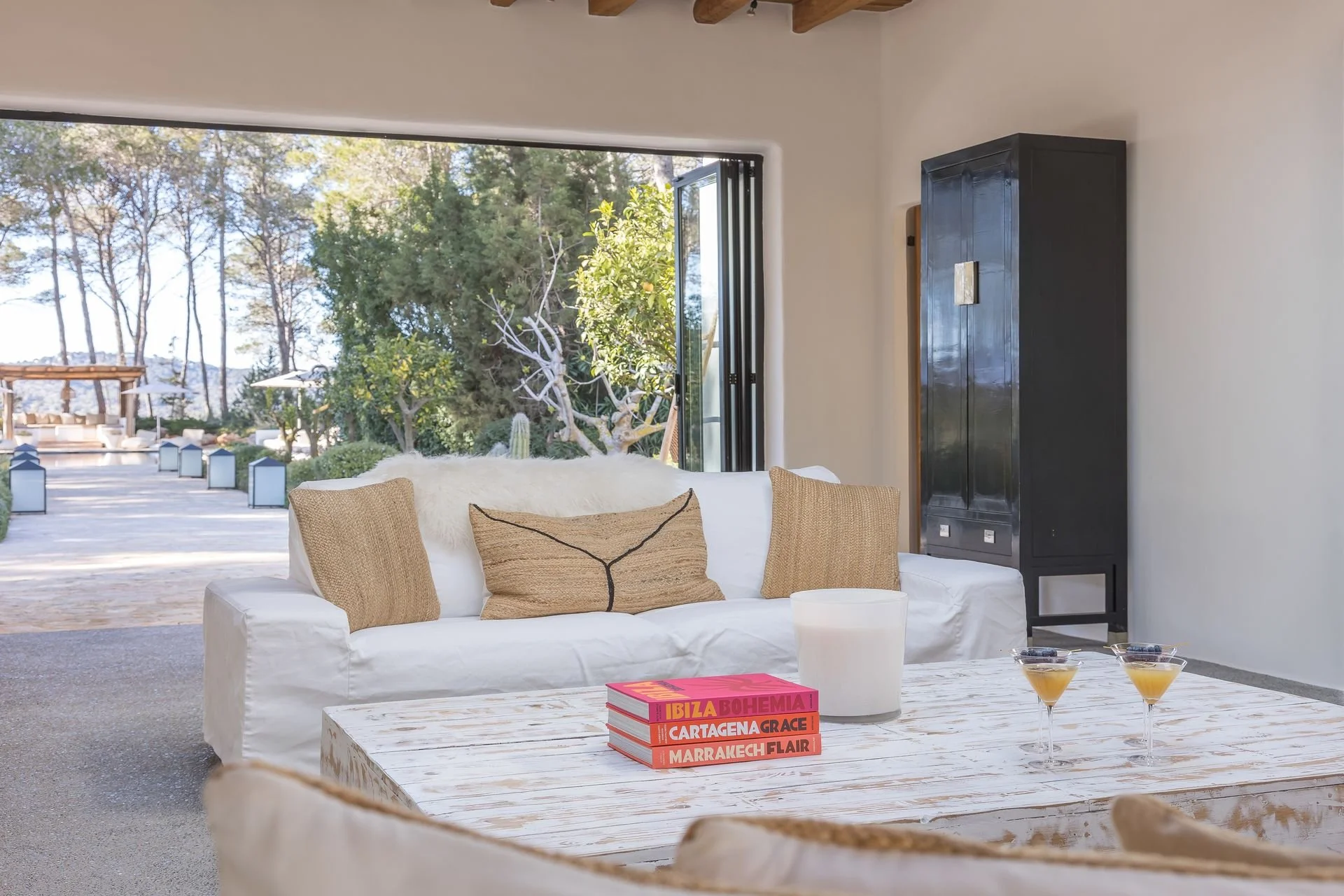 Retraite yoga Ibiza : salon avec vue sur la nature pour des moments de détente et de pratique du Hoponopono