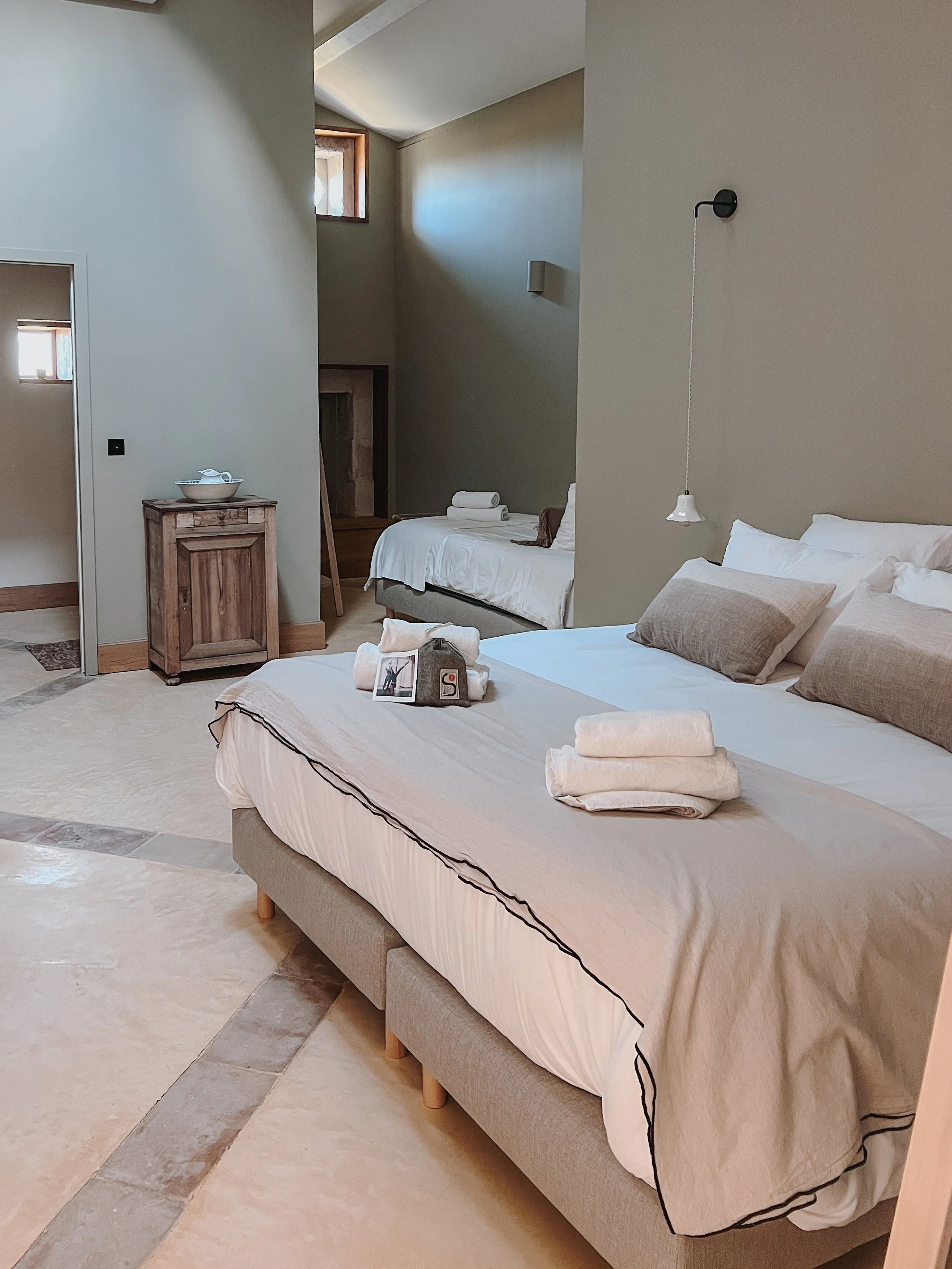 chambre twin avec lit double, parfaite pour partager un séjour de yoga, cuisine méditerranéenne et reconnexion à soi