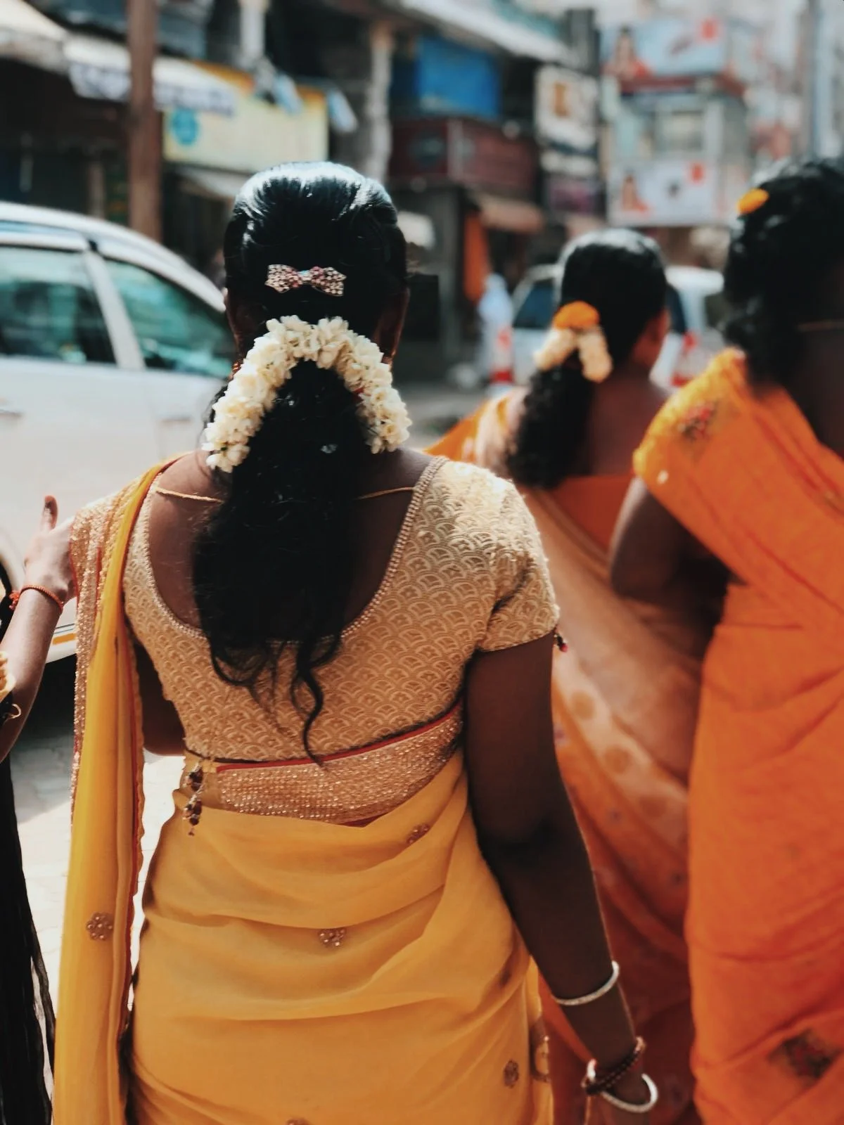 Dans les rues indiennes, ces femmes en tenue traditionnelle illustrent l’authenticité d’un voyage en Inde yoga, souvent vécu lors d’une retraite spirituelle en ashram ou d’un stage yoga en Inde en immersion culturelle.