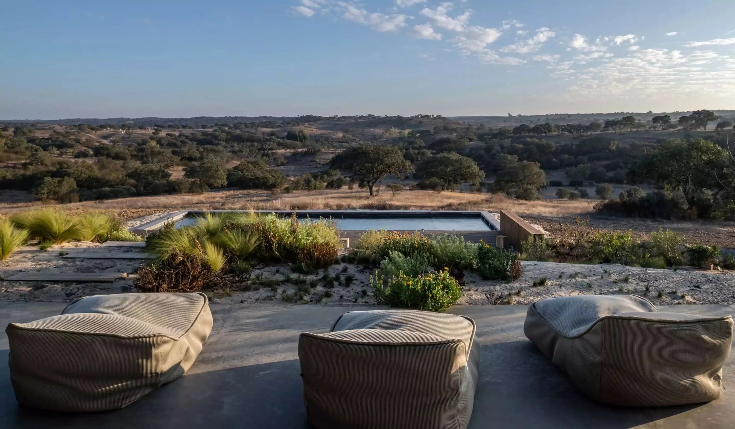 Piscine et espaces communs de la villa, inclus dans la retraite yoga Portugal