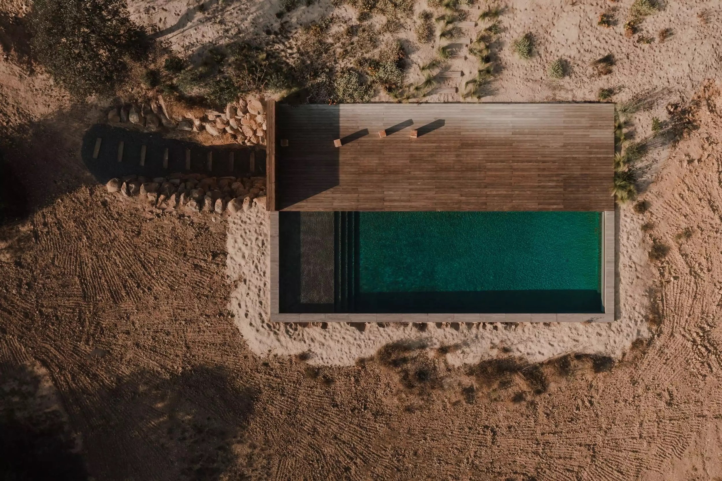 Ambiance de la villa au coucher du jour — réservation retraite yoga Portugal octobre 2026
