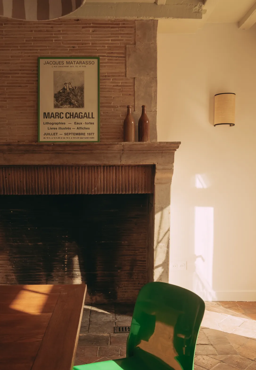 cheminée créant une atmosphère chaleureuse et cocooning durant la retraite de yoga