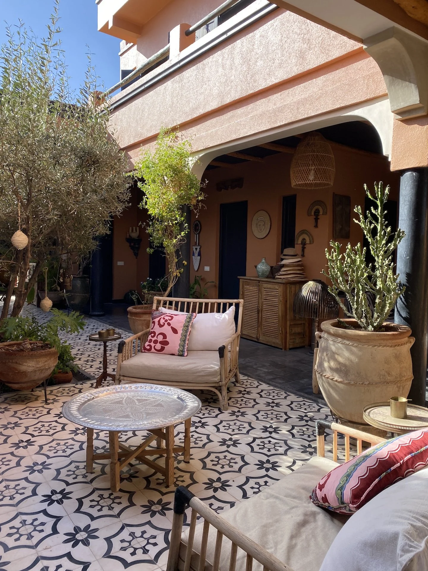 Entrée authentique d'un riad marocain avec zellige et porte bleue — séjour yoga bien-être Marrakech Maroc