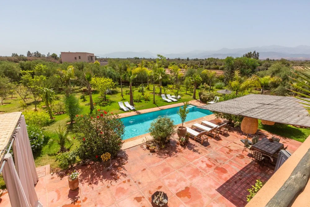 Vue aérienne du riad avec piscine et jardins — hébergement premium retraite yoga arrière-pays Marrakech