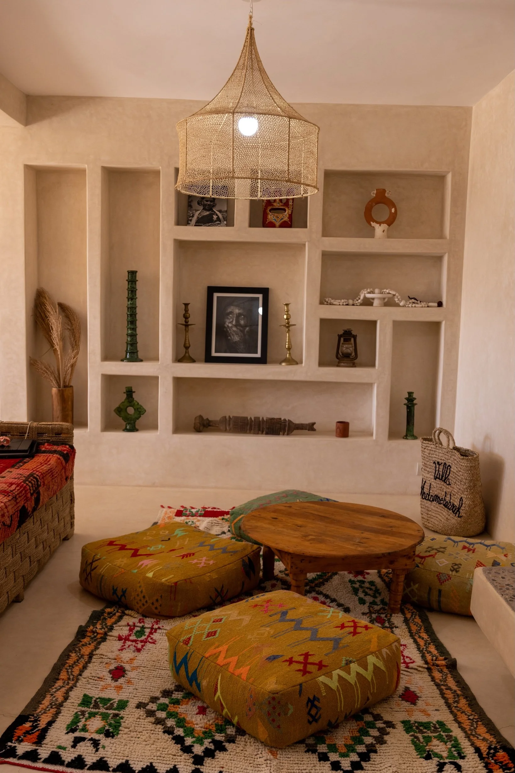 Salon berbère cosy et convivial, lieu de repos et d’échange entre participants pendant une retraite yoga et bien-être à Essaouira, au cœur du Maroc.