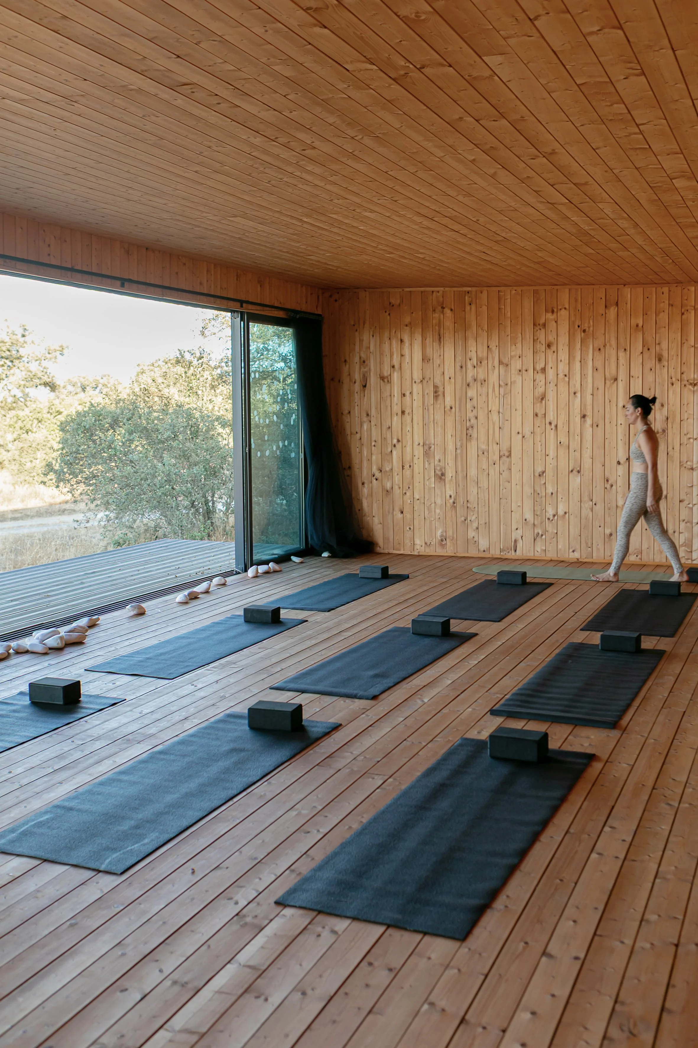 Shala de yoga face aux collines de l'Alentejo — retraite yoga dynamique et yin yoga