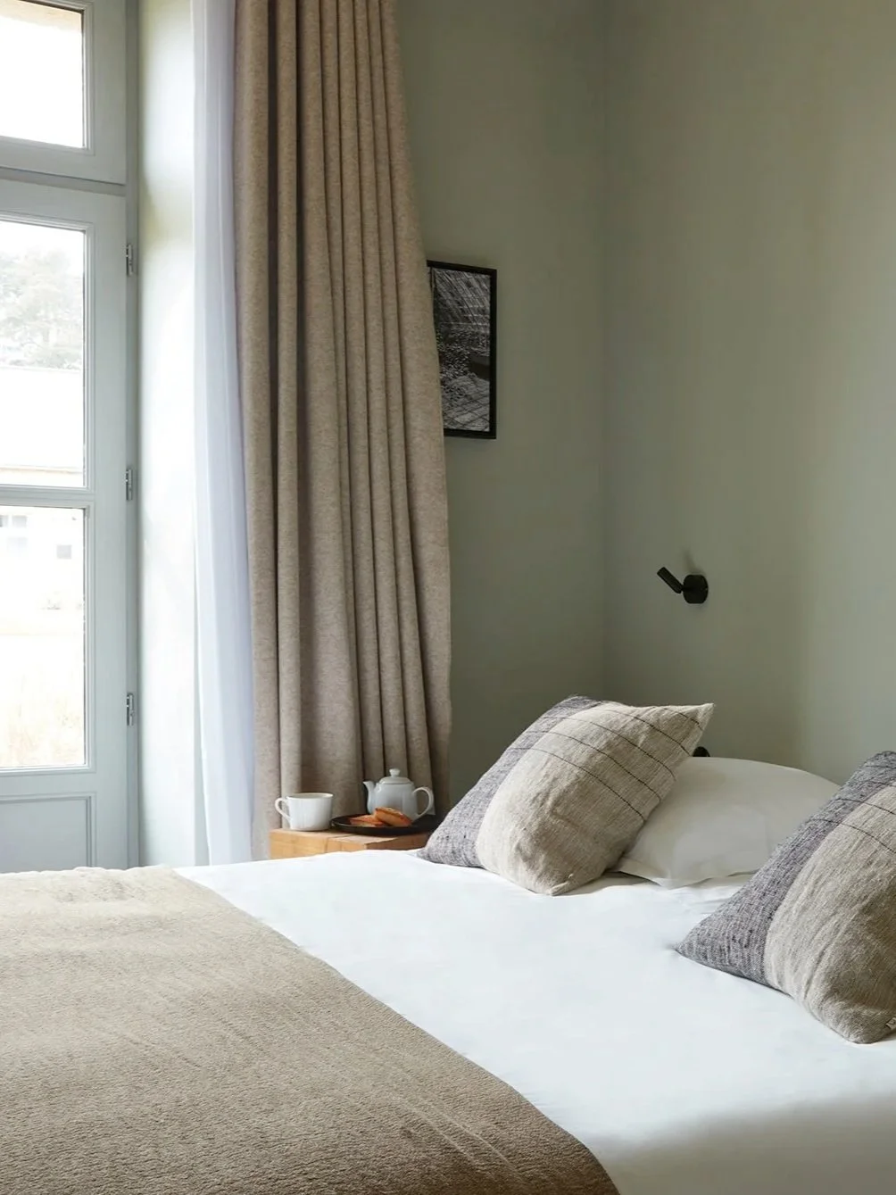 chambre double décorée avec élégance et sobriété, alliant confort et sérénité pour un séjour pilates et bien-être en Bretagne sud