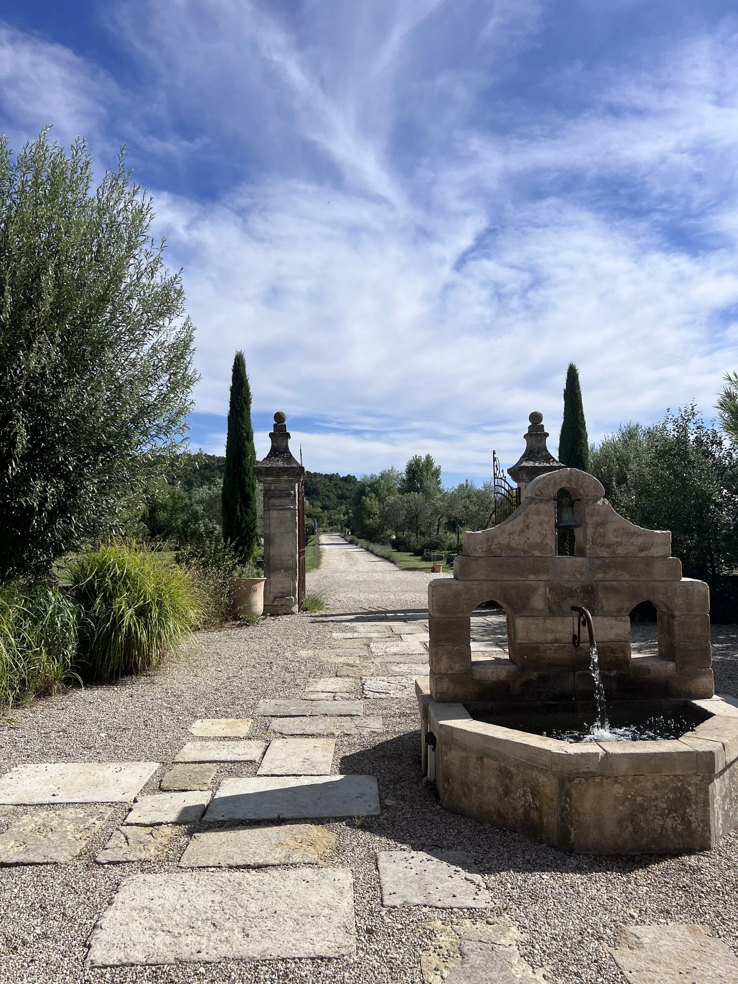 Extérieur du mas en Drôme provençale, cadre authentique et élégant entouré de nature. Un lieu d’exception pour une retraite Yoga & Numérologie.