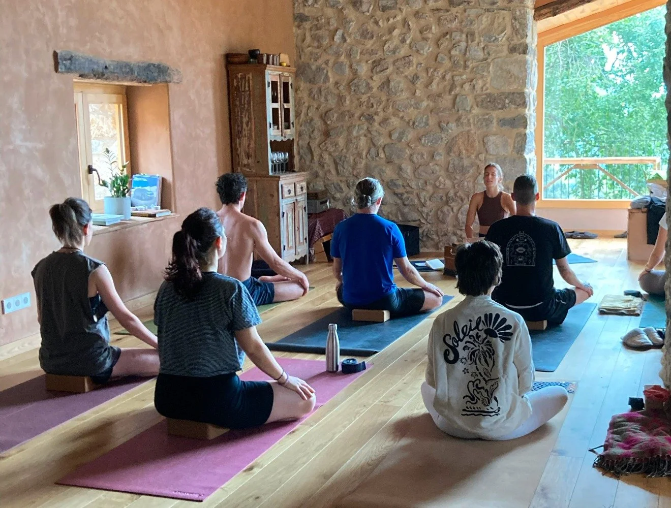 Cours de yoga face à la montagne — séjour bien-être sport et yoga Espagne