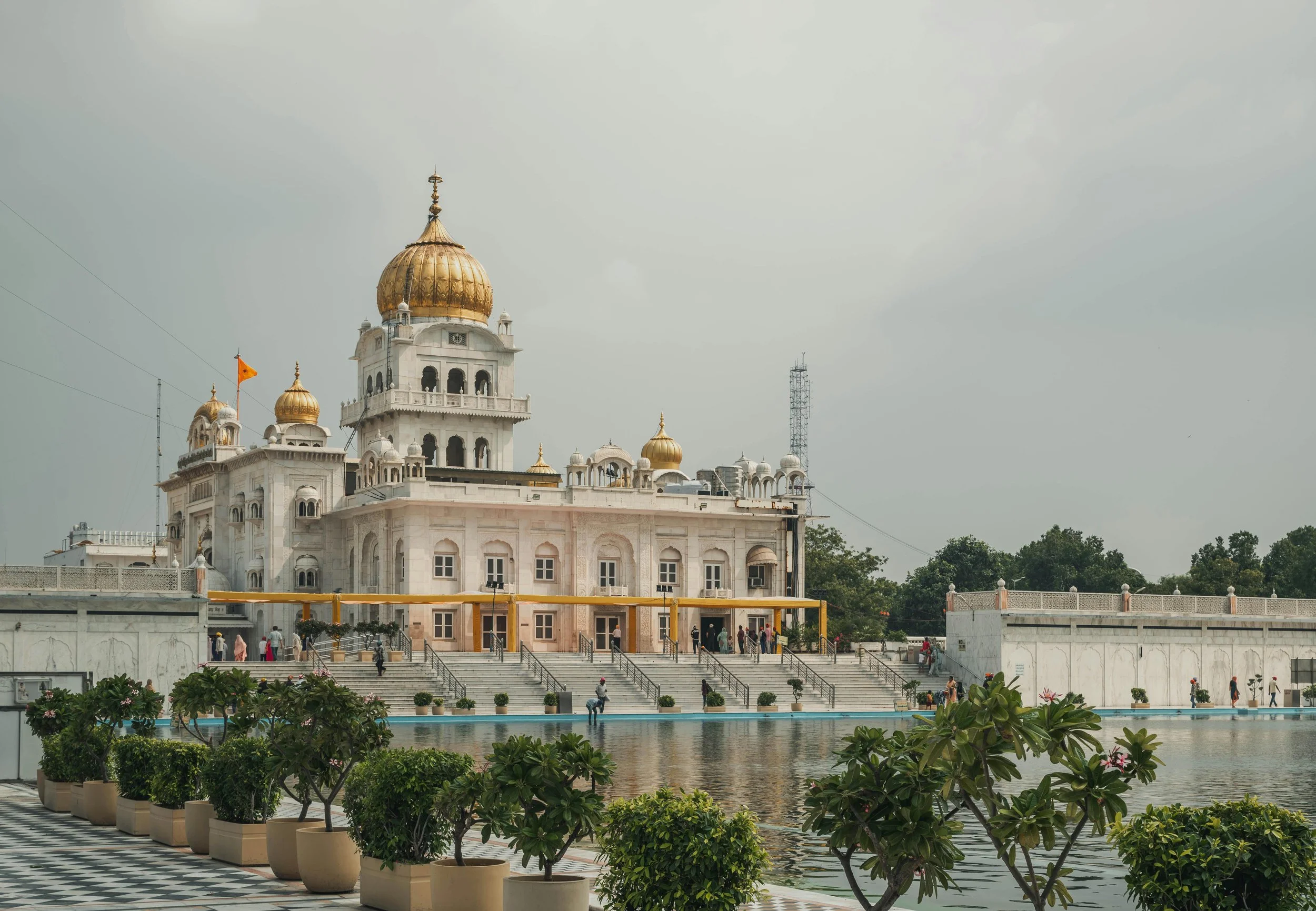 Visitez un temple sikh emblématique à Delhi et découvrez un lieu de culte riche en histoire et en sérénité.