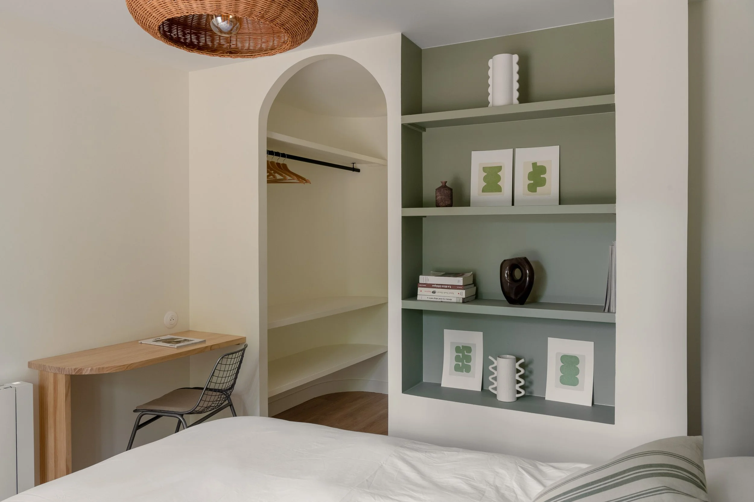 Retraite yoga à Lacanau : chambre confortable et élégante pour un séjour ressourçant, mai 2026