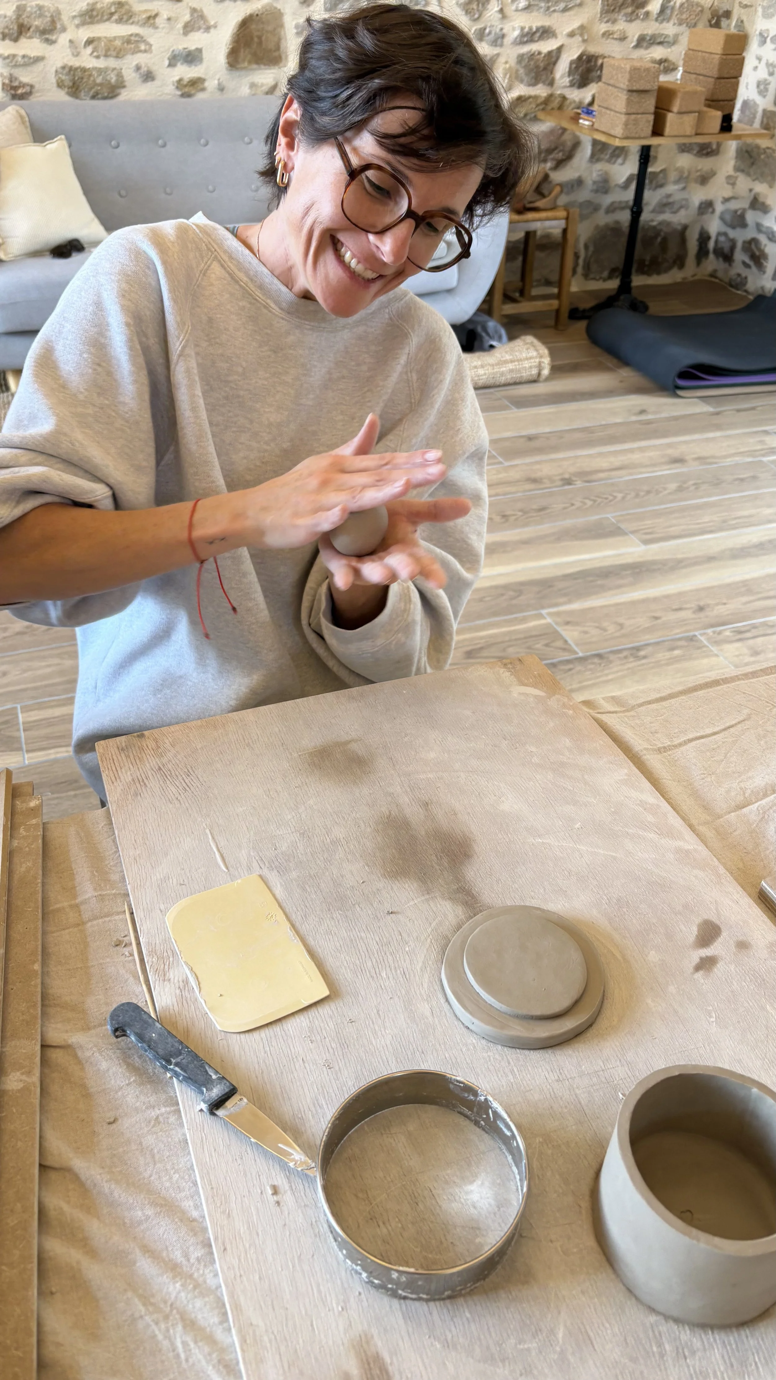 Mains façonnant l'argile lors d'un atelier céramique — retraite yoga créative voyage holistique Bourgogne