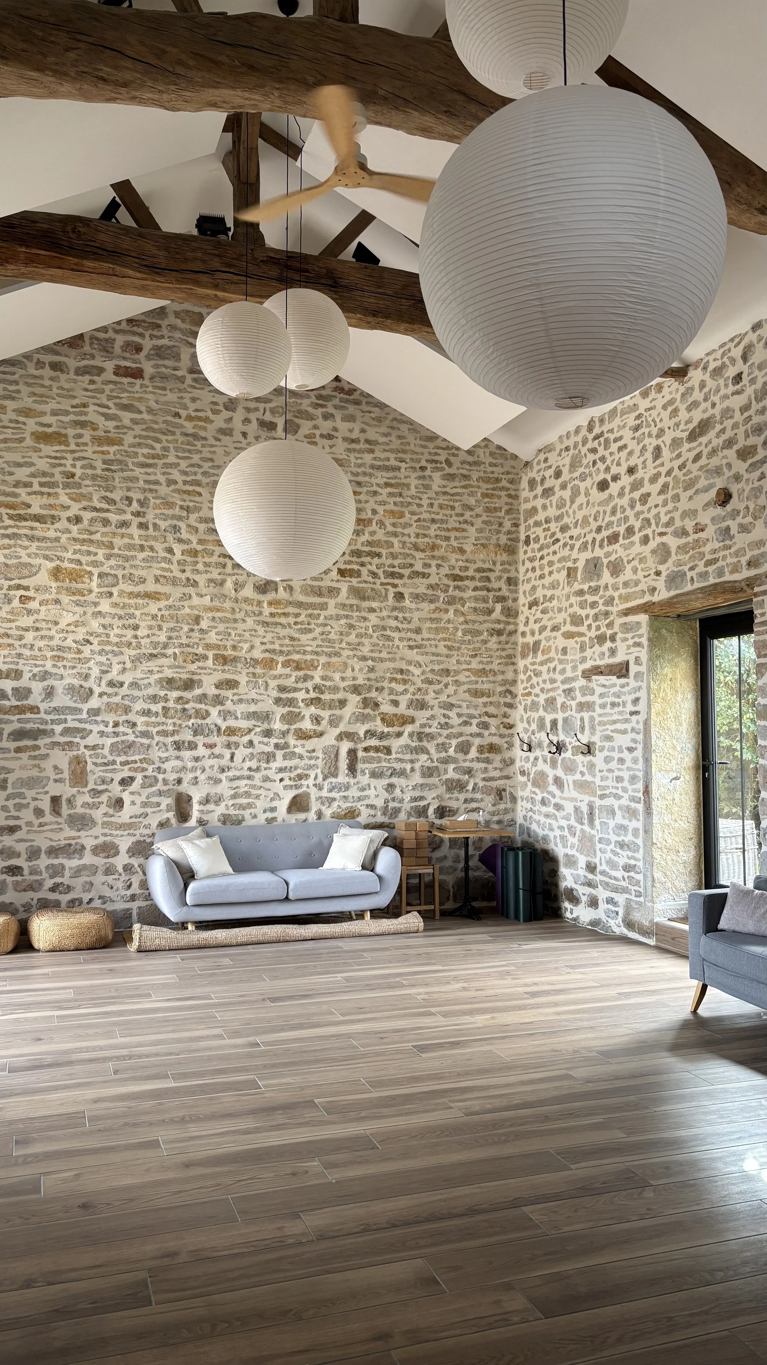 Shala en pierres apparentes avec espace de détente — retraite yoga bien-être Bourgogne du Sud