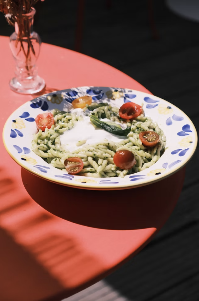 Assiette de pasta au pesto et légumes frais, repas sain lors d'une retraite yoga bien-être à Lacanau