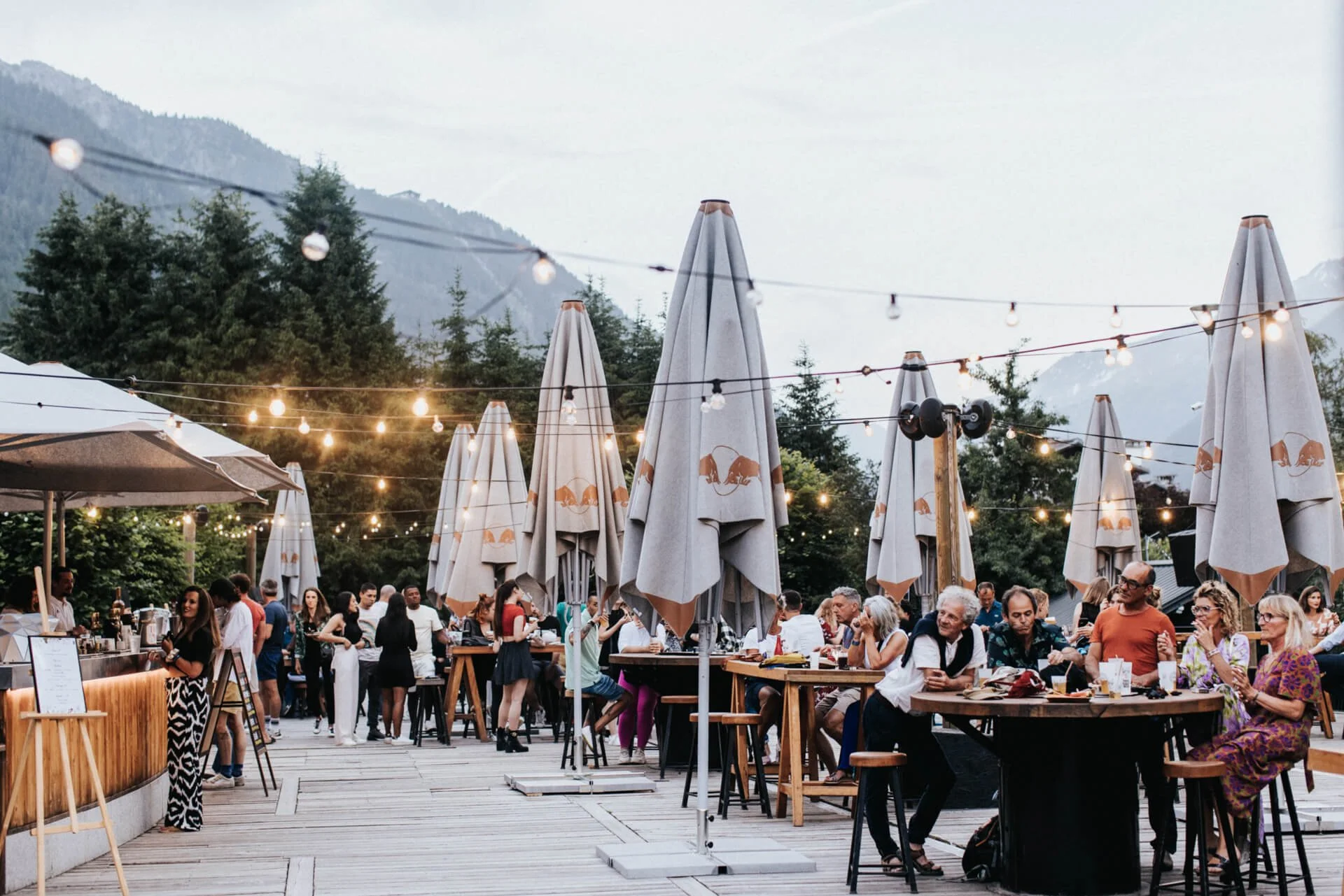 Partagez un moment de convivialité autour d’un repas local en extérieur, dans une ambiance festive et alpine lors de la retraite yoga et bien-être.