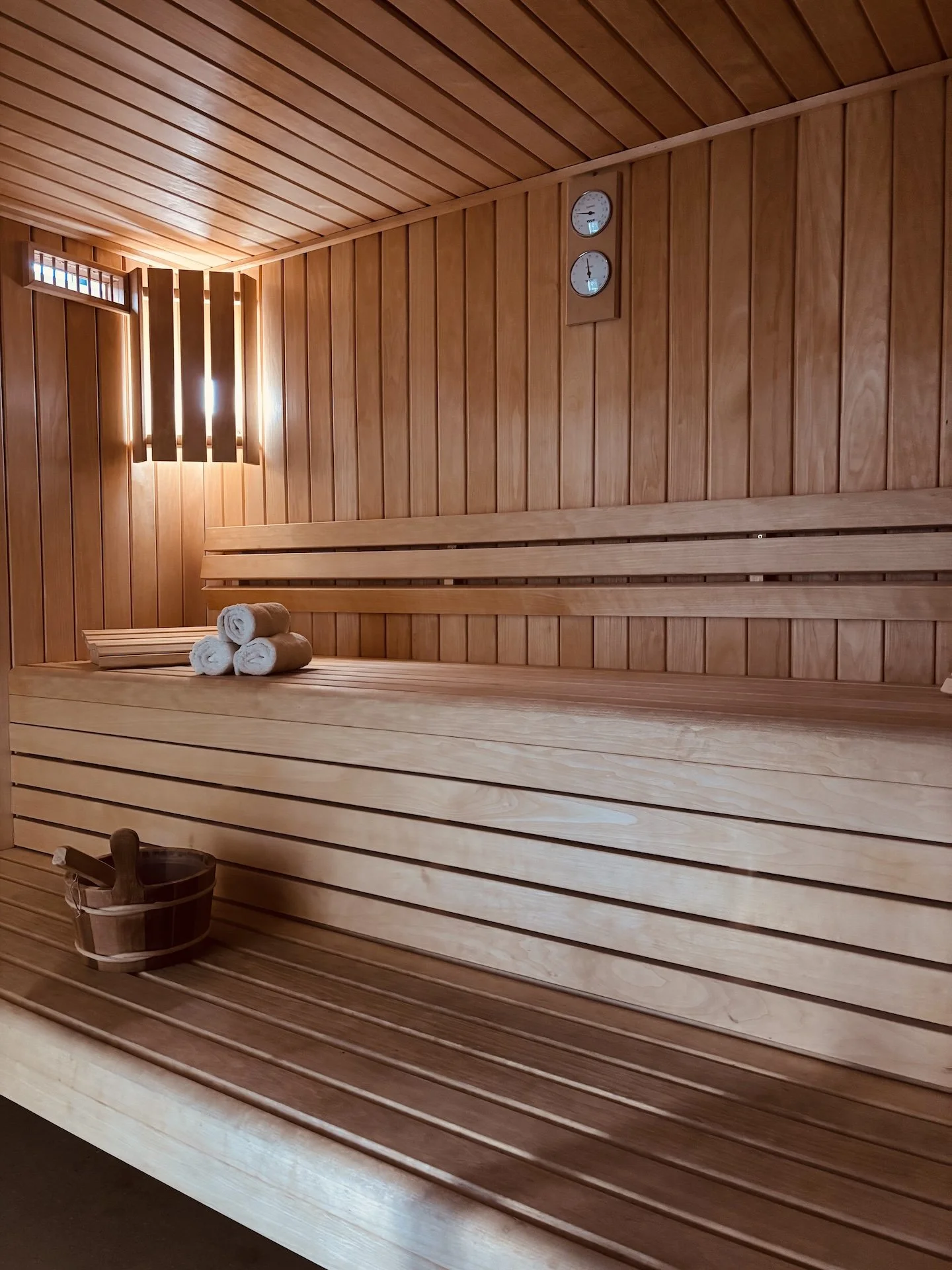 Sauna en bois clair au château de Solterre — bien-être et récupération retraite yoga Kundalini proche de Paris