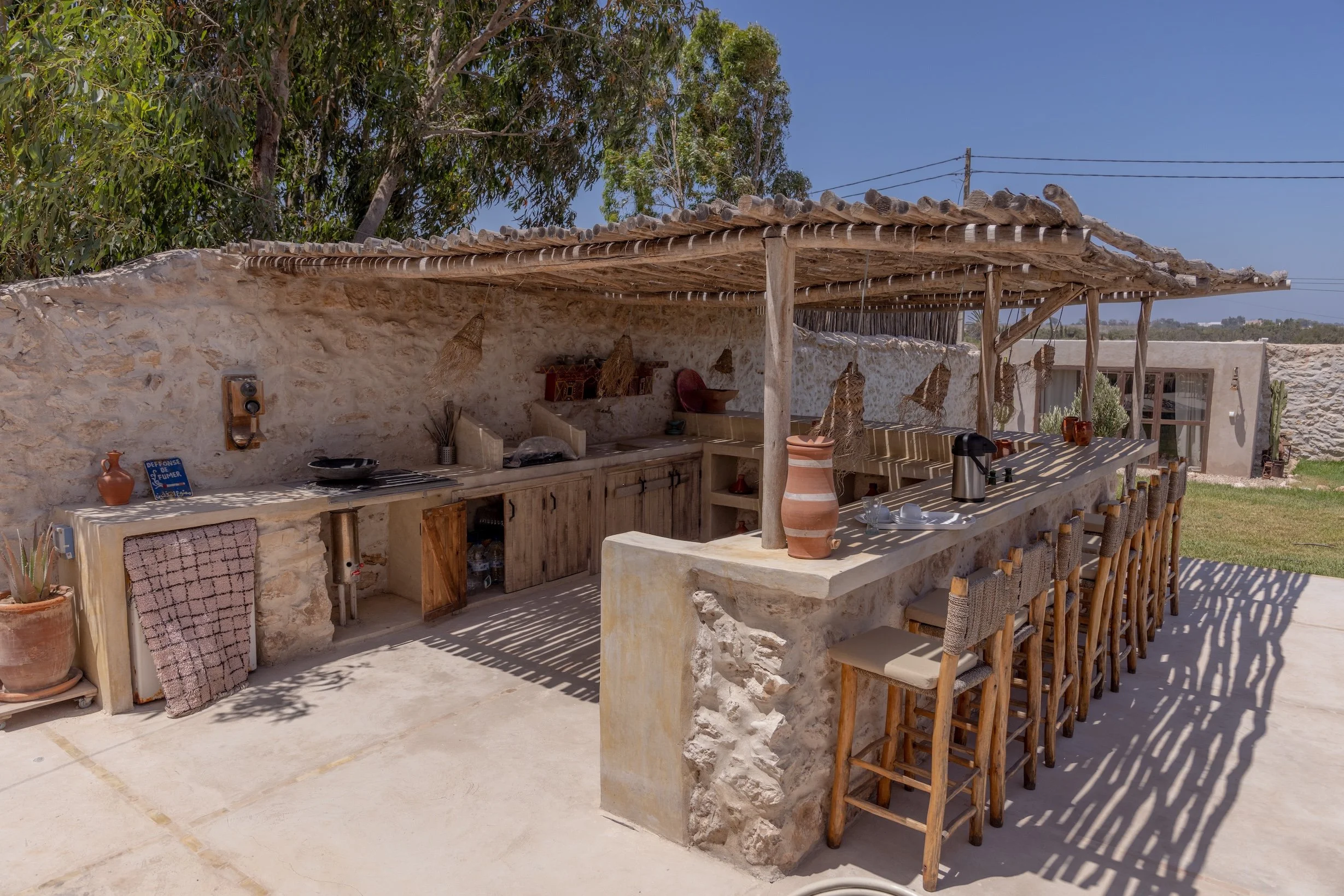 cuisine extérieure d’inspiration marocaine – séjour yoga et bien-être Maroc