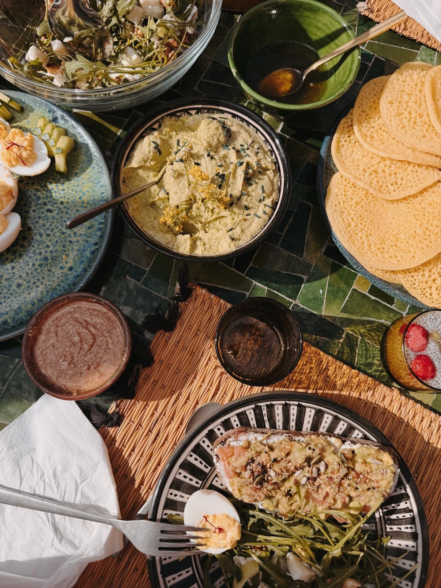 Assortiment de mezzés et plats végétariens marocains - cuisine locale retraite yoga Maroc