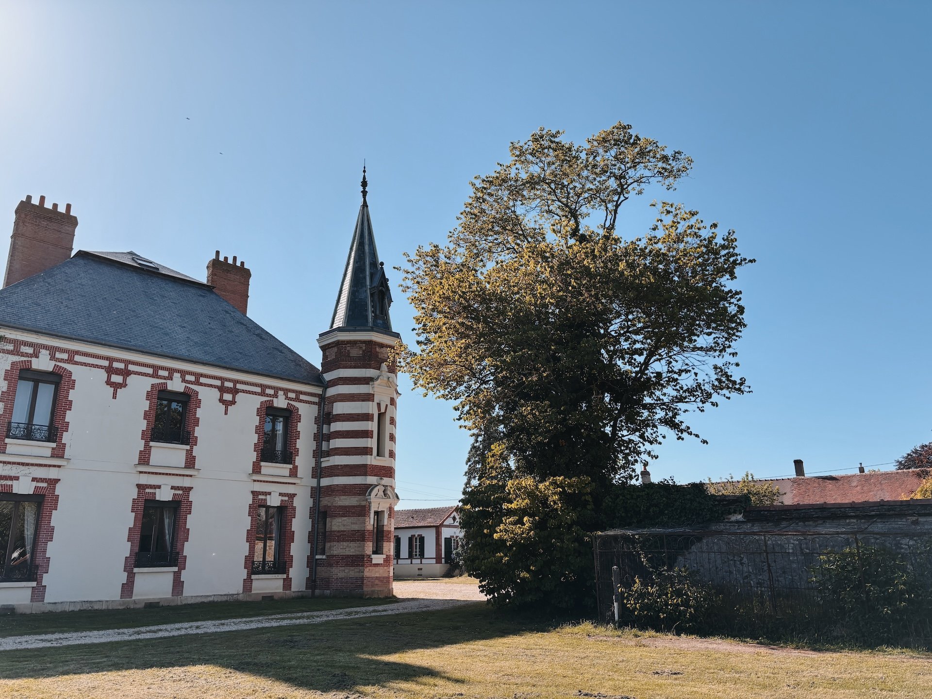 Château de Solterre avec parc arboré — hébergement retraite yoga Kundalini et chamanisme proche de Paris été 2026