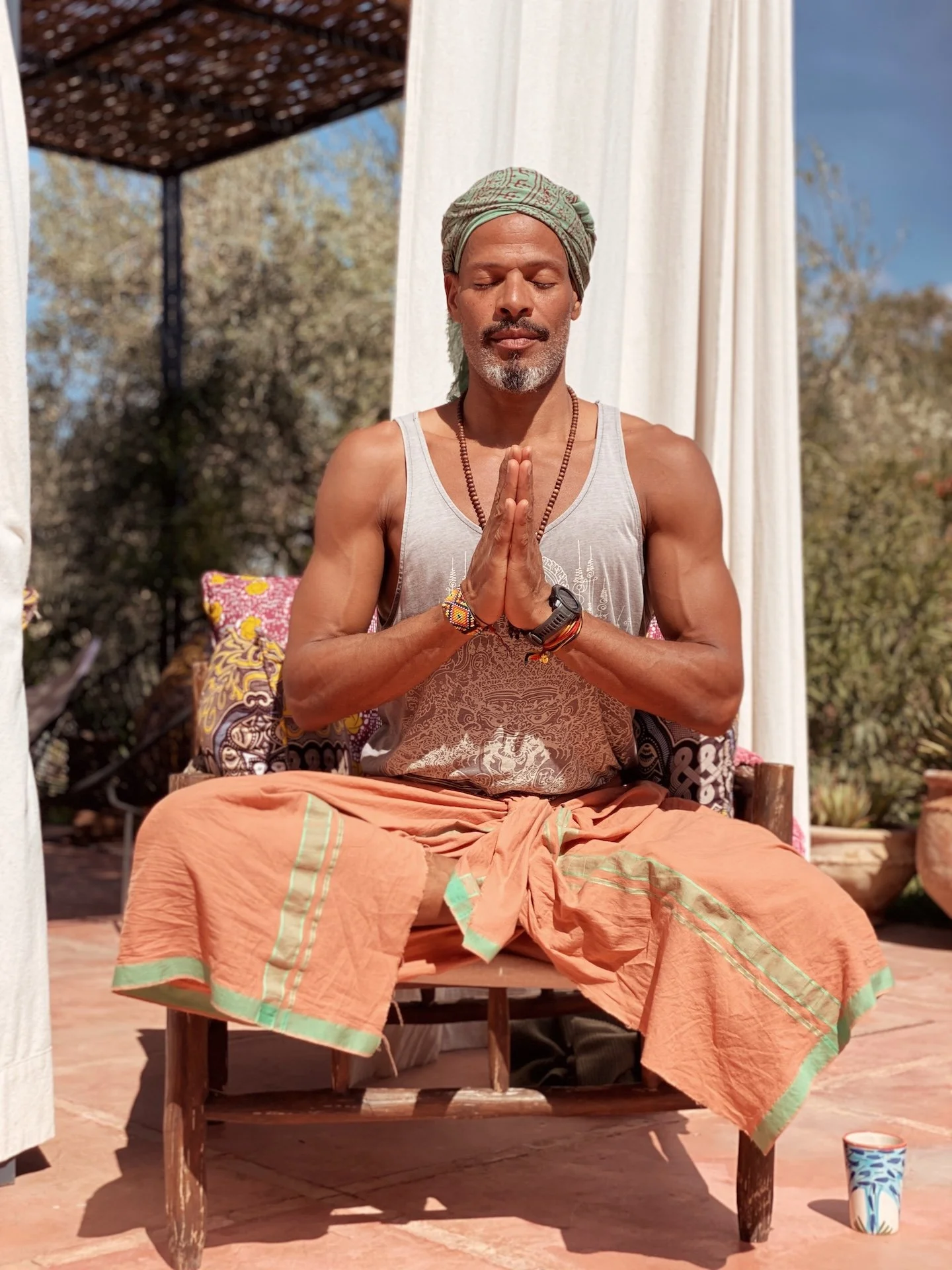 Pratique de méditation en pleine nature lors d’une retraite yoga randonnée dans les Alpes.