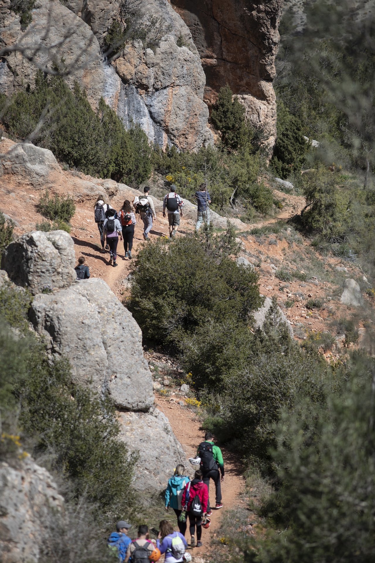 Chemin de randonnée en montagne lors d'un séjour yoga nature en Espagne