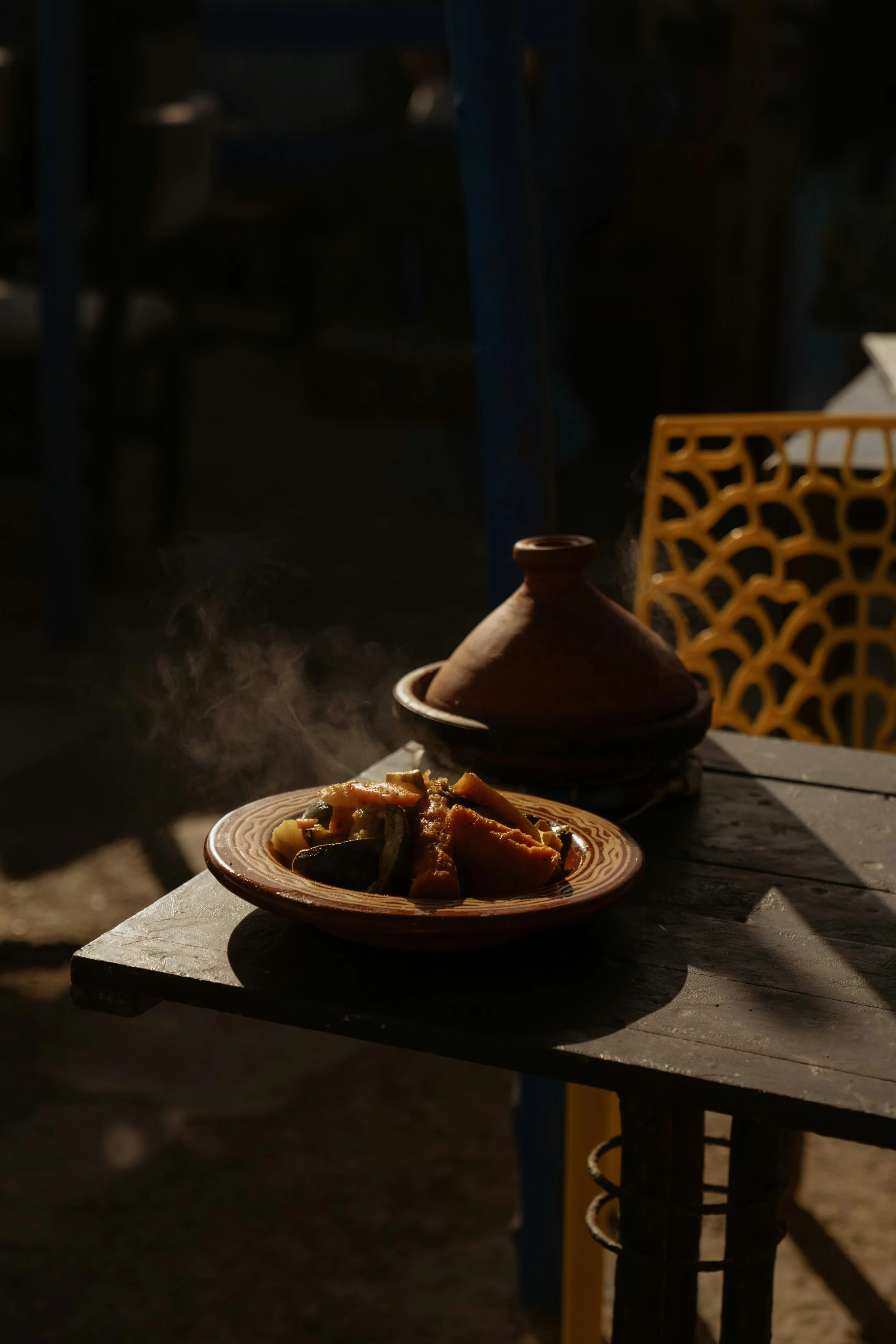 Tajine traditionnel marocain servi sur table en bois — cuisine végétarienne retraite yoga équitation Essaouira Maroc