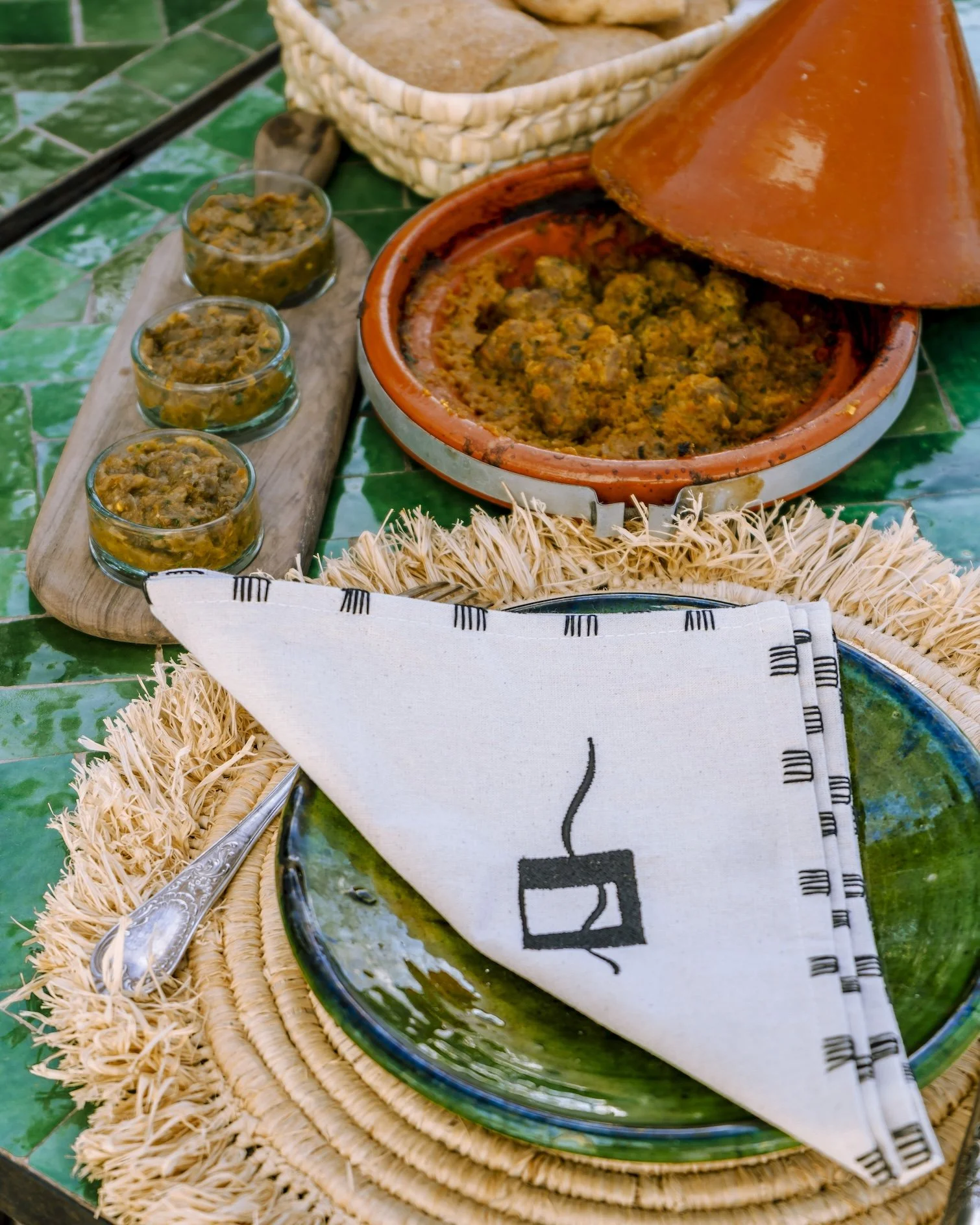 Tajine végétarien savoureux préparé avec des produits locaux bio pendant une retraite yoga et bien-être au Maroc, pour une alimentation consciente et ressourçante.