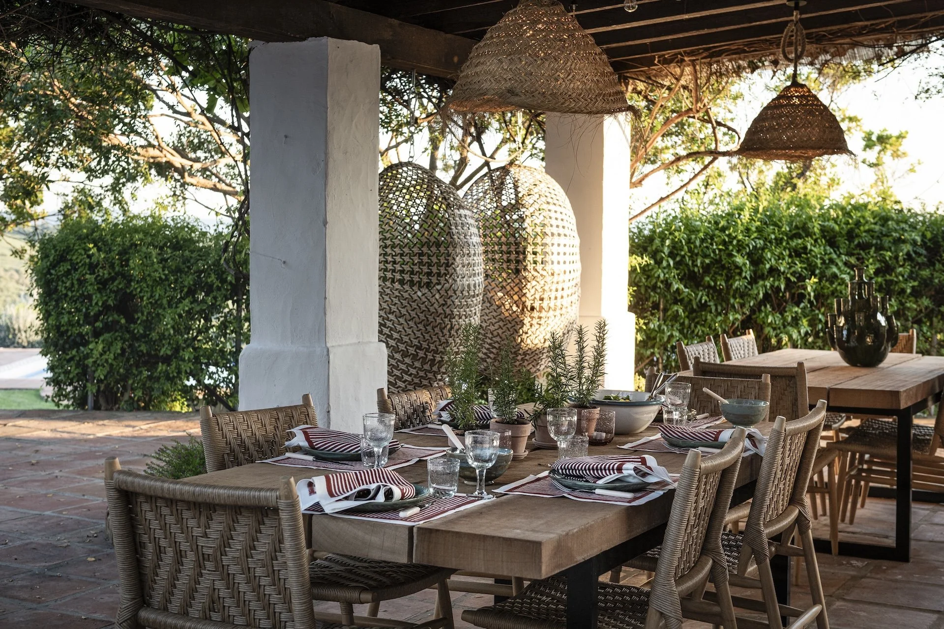 Table dressée sous pergola pour un repas végétal en plein air — retraite holistique Andalousie Espagne