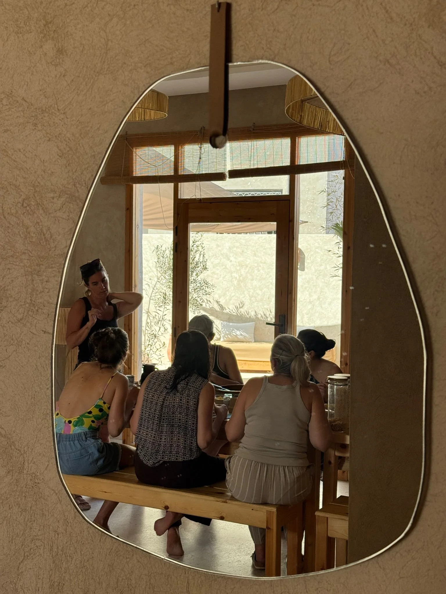 maison-hotes-maroc.jpg	Reflet dans un miroir du groupe partageant un thé - moment convivial retraite yoga tamraght nouvel an