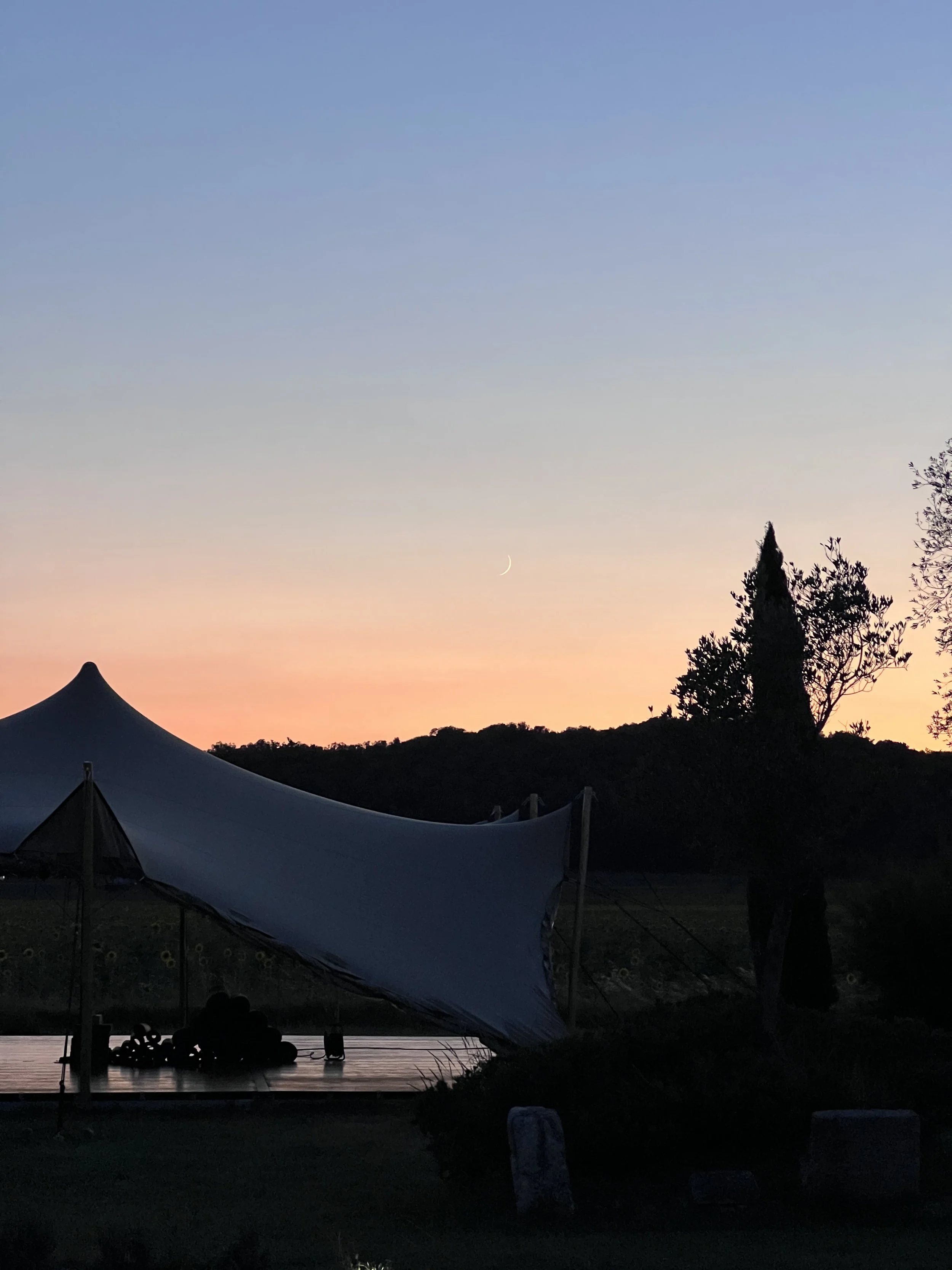 Coucher de soleil magique sur la tente de pratique extérieure. Un moment suspendu de la retraite Yoga & Numérologie en Drôme provençale.