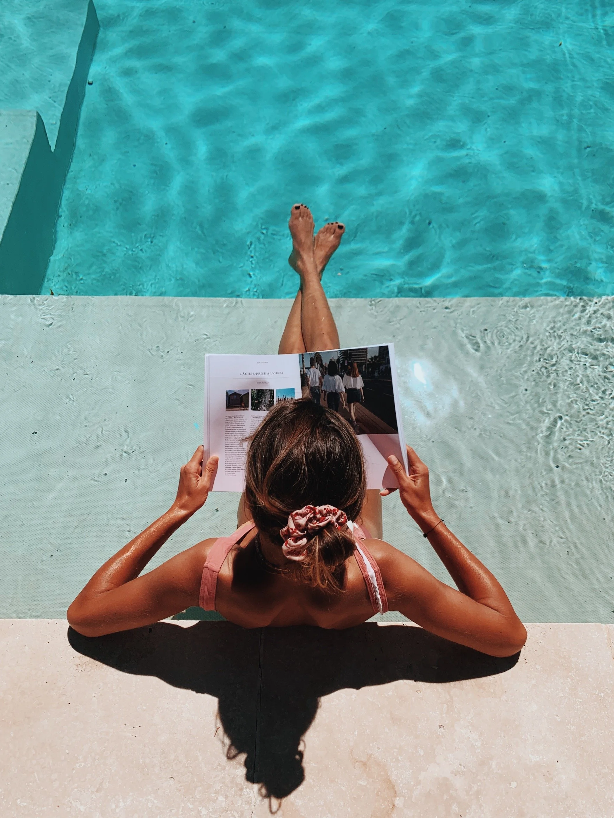 Femme lisant au bord de la piscine — temps libre retraite yoga bien-être château de Solterre proche de Paris