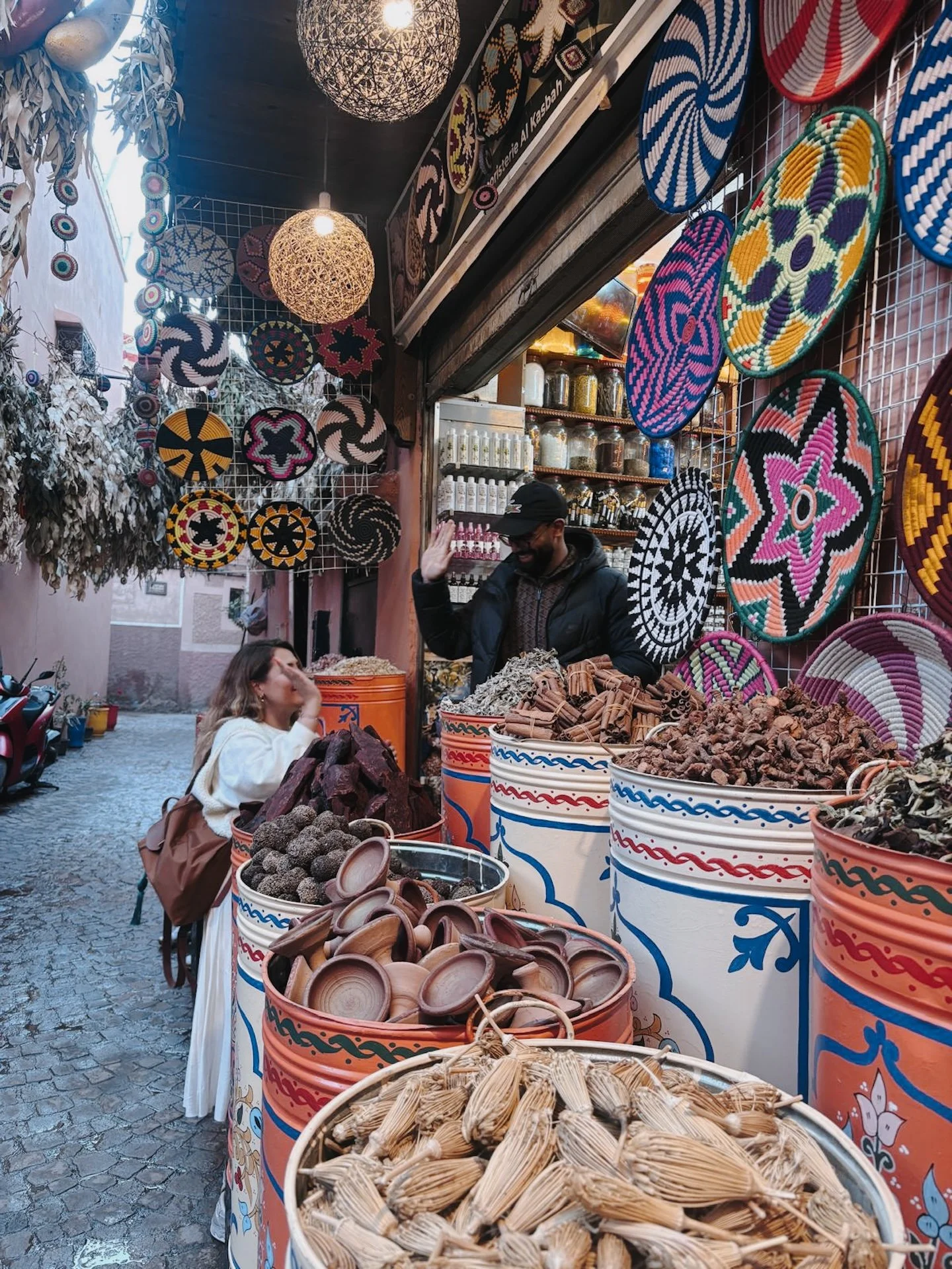 femme-epices-artisanat-souks-marrakech-retraite-yoga-immersion.jpg
