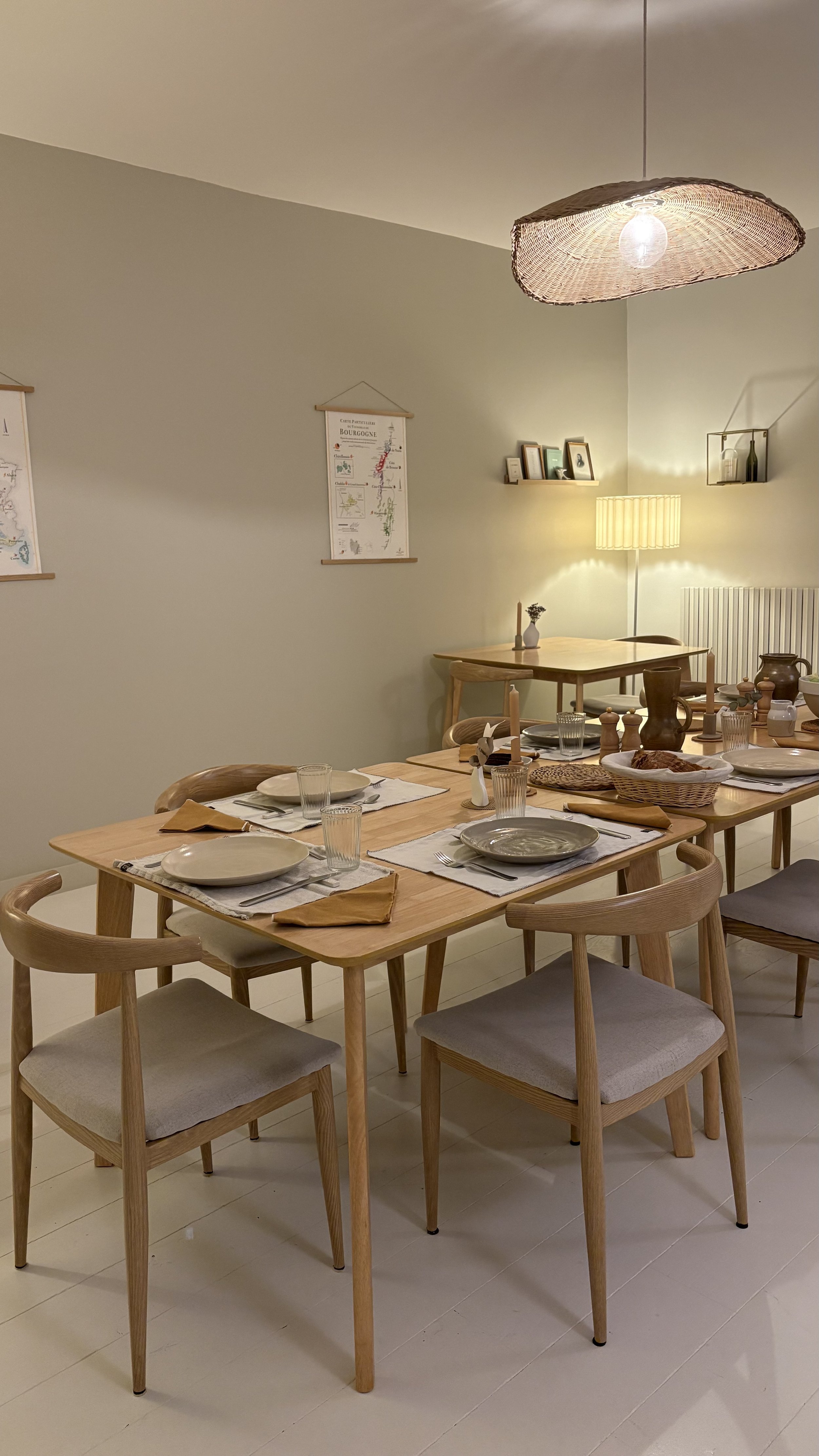 Table dressée pour un repas convivial dans la maison d'hôtes — pension complète retraite yoga Bourgogne