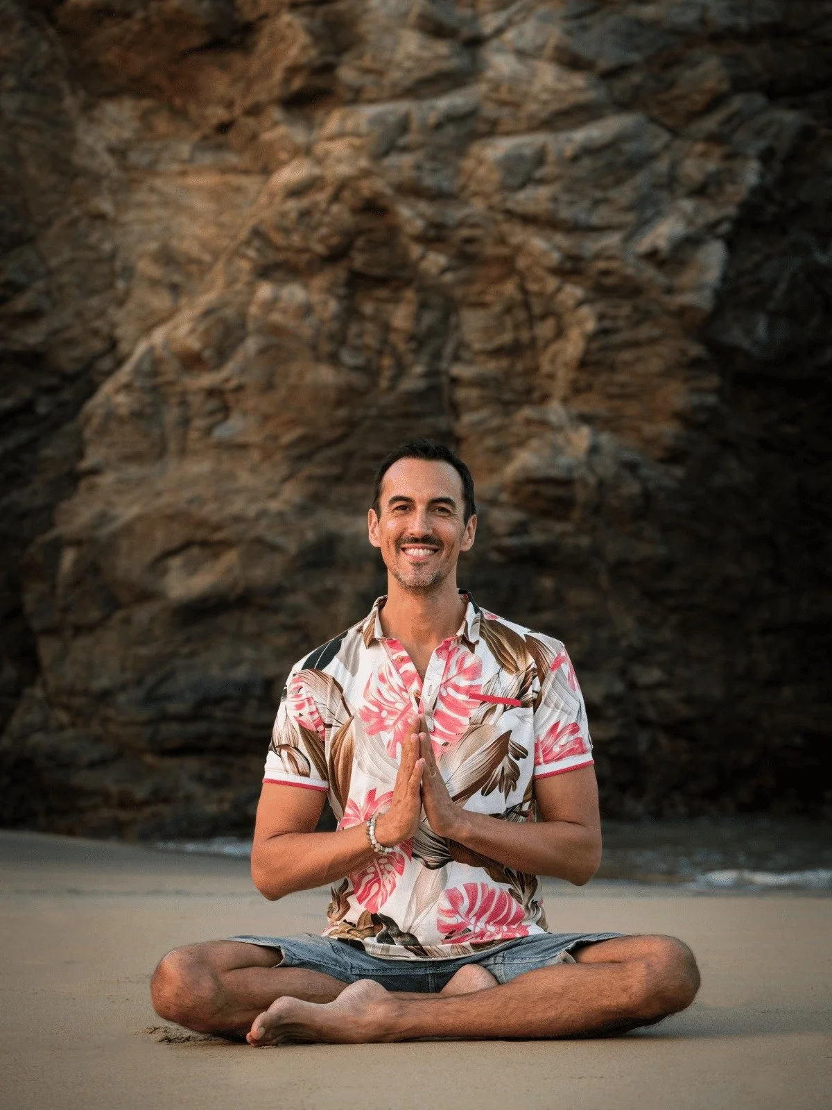 Portrait de Martin Bilodeau, enseignant de méditation, yoga et bouddhisme, accompagnant de la retraite spirituelle au Japon.