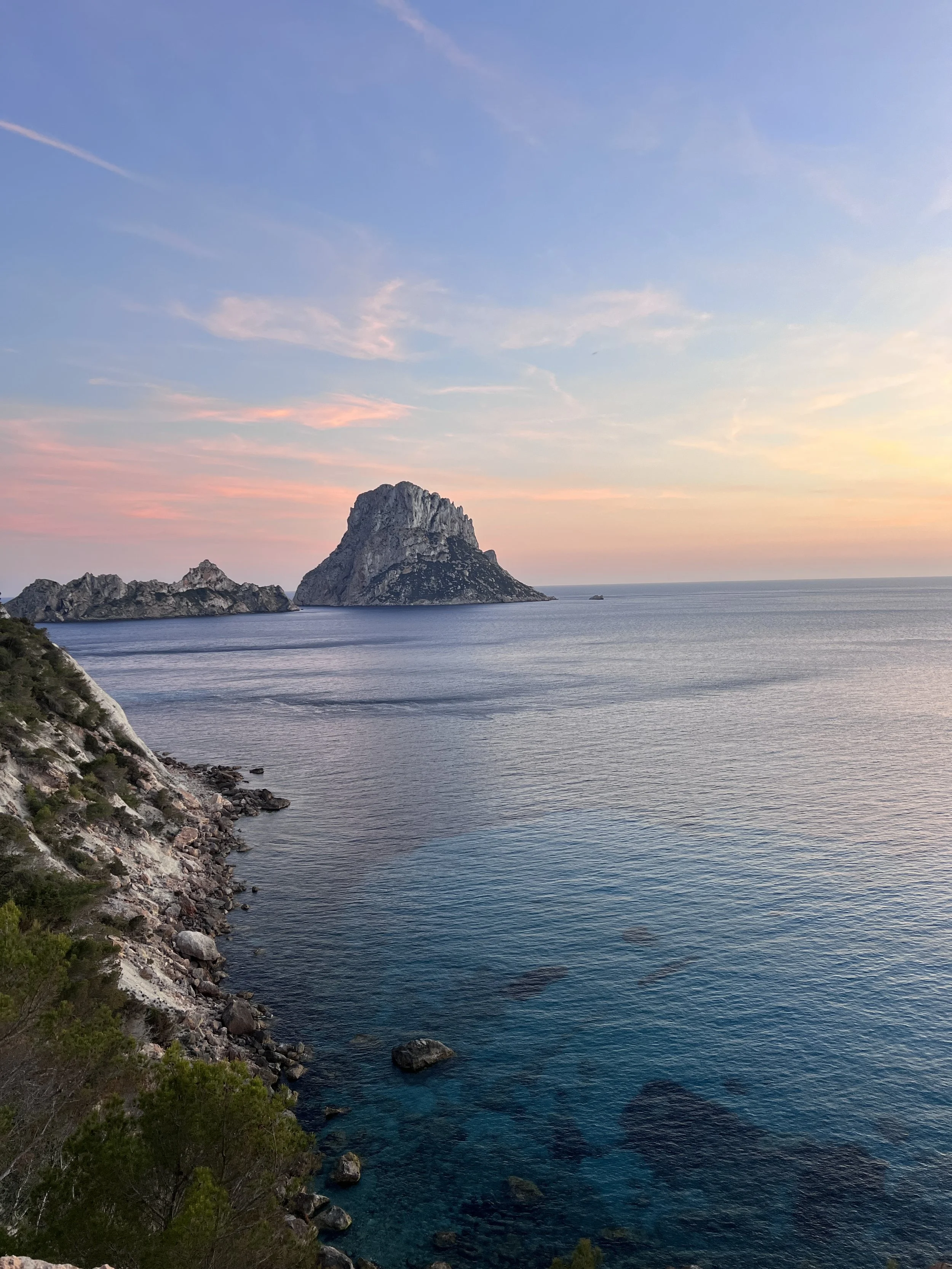 Yoga Ibiza : coucher de soleil sur la mer pour une ambiance magique lors d'une retraite spirituelle, avril 2026