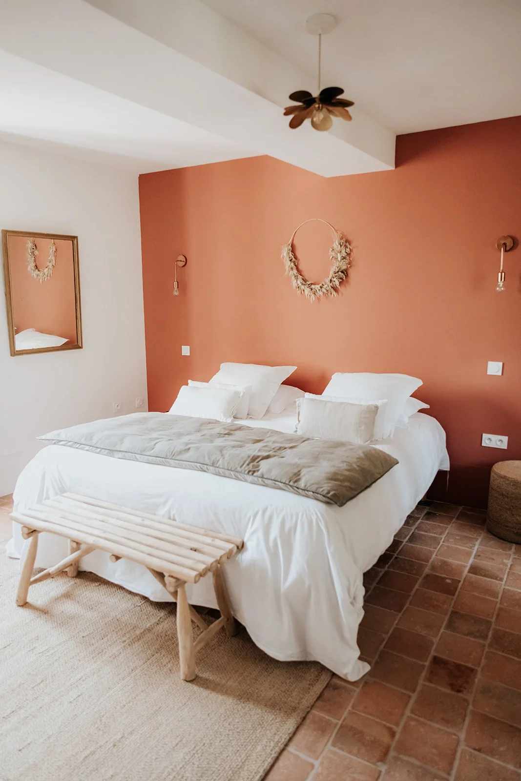 Chambre élégante en Bourgogne, literie haut de gamme et décoration raffinée. Un cocon premium pour une retraite yoga & bien-être exclusive.