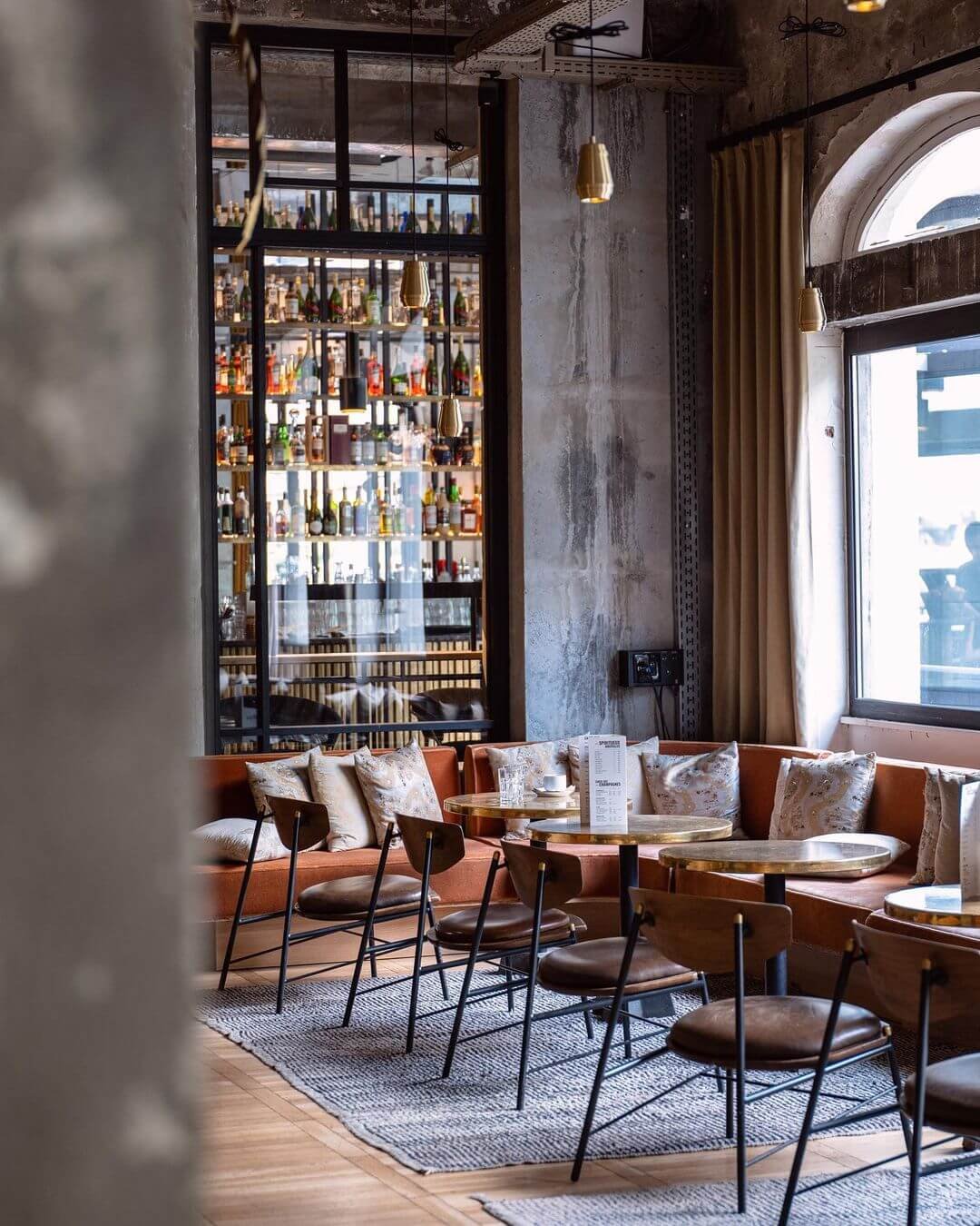 Moment de convivialité dans le bar élégant de La Folie Douce, lieu de détente pendant la retraite yoga et montagne à Chamonix.