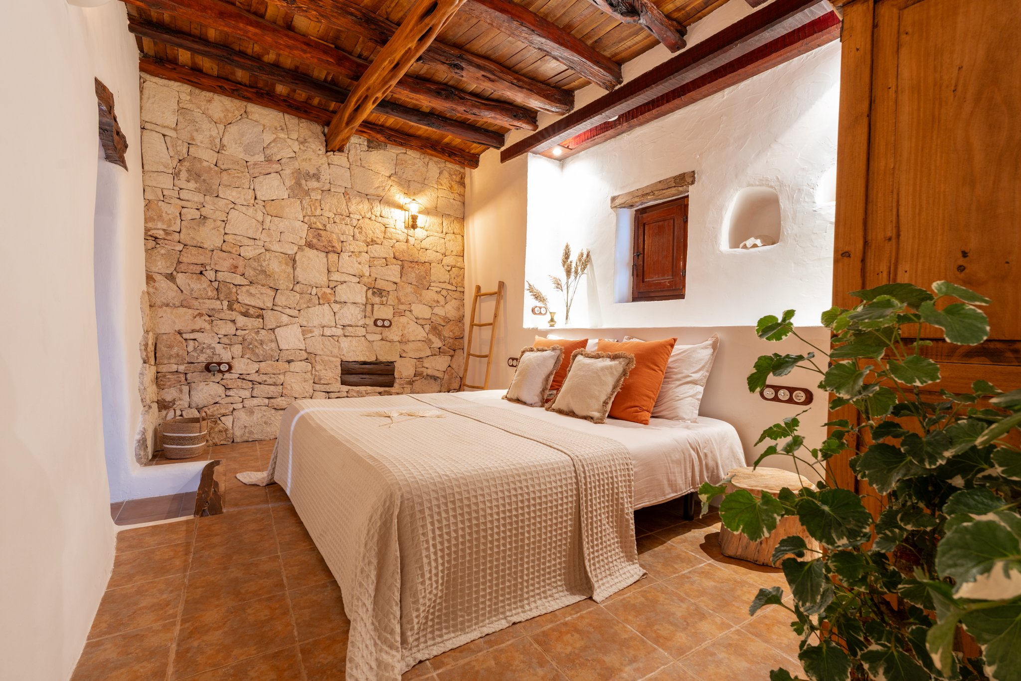 Chambre au style bohème chic pour séjour bien-être à Ibiza